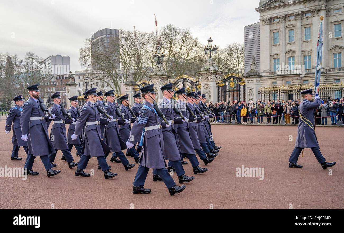 Die Wachablösung der Königin durch das Farbgeschwader der Königlichen Luftwaffe der Königin‘mit musikalischer Unterstützung der Band der Königlichen Luftwaffe bei der Ankunft im Königlichen Palast. Buckingham Palace, London, Großbritannien. 28. Januar 2022. Quelle: Malcolm Park/Alamy Live News. Stockfoto