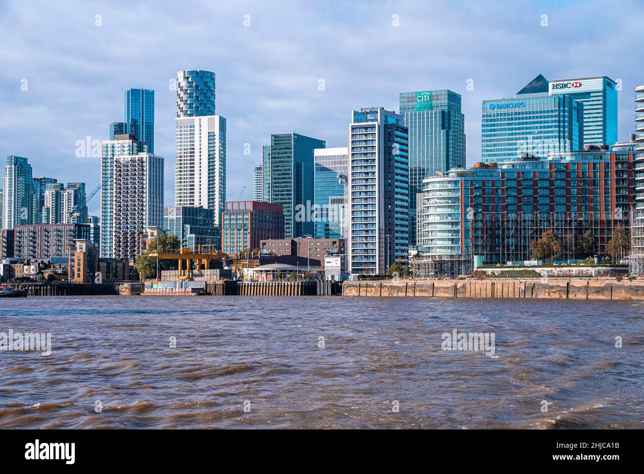 Skyline von Londons urbanem Finanzviertel an der Canary Wharf Stockfoto