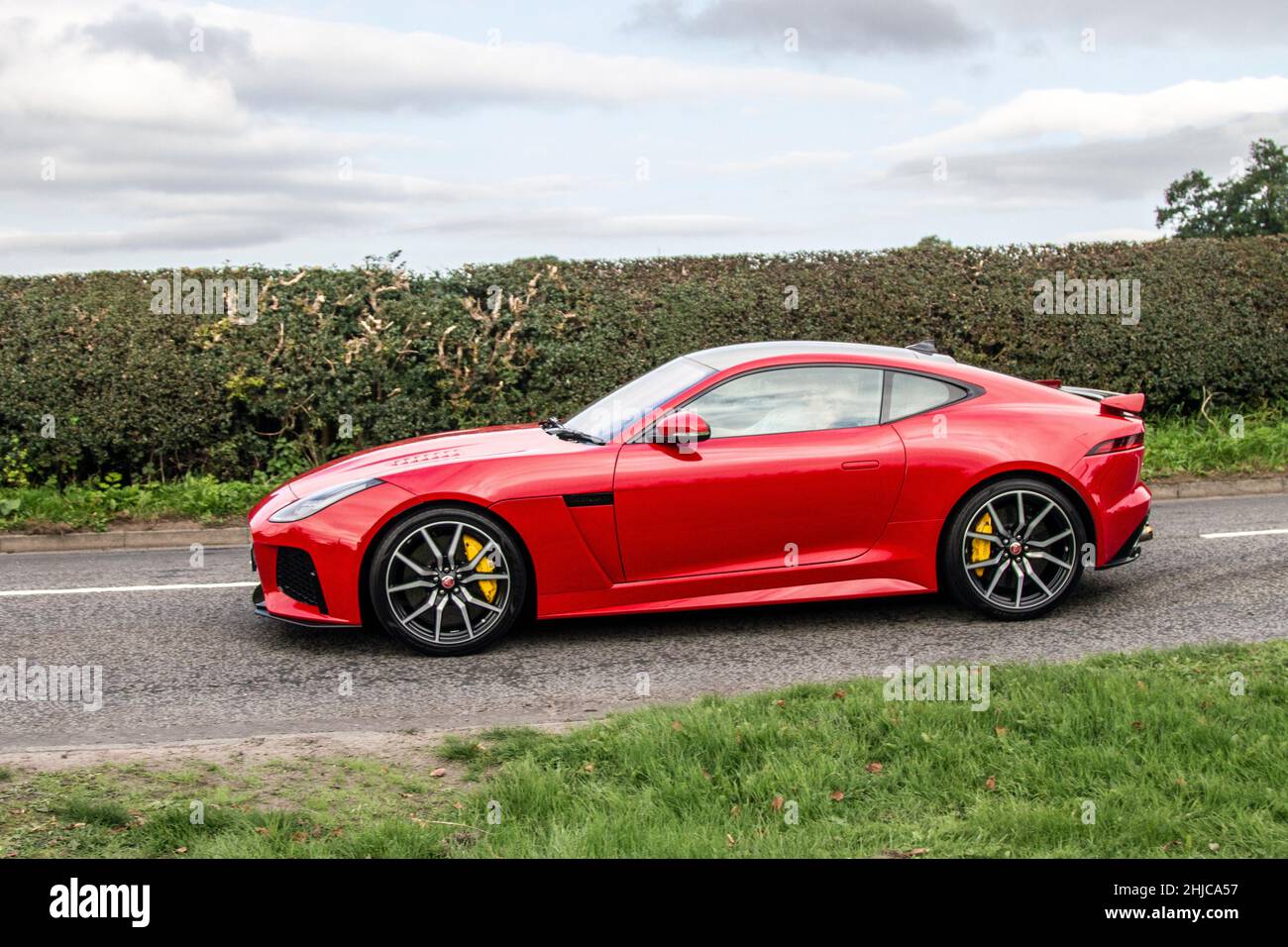 2018 roter Jaguar F-Type V8 R AWD 5000cc 8-Gang-Automatikgetriebe auf dem Weg zur Capesthorne Hall classic August Car Show, Ceshire, Großbritannien Stockfoto
