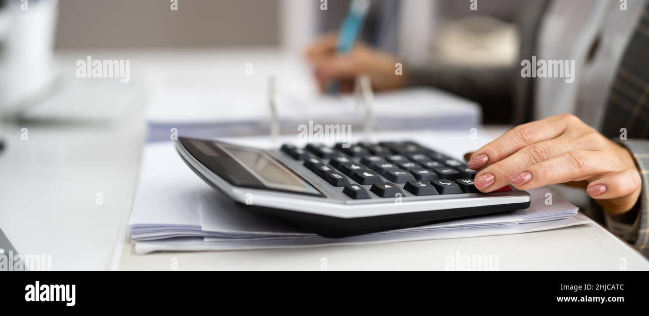 Buchhalter, Der Das Finanzbudget Und Die Rechnung In Office Berechnet Stockfoto