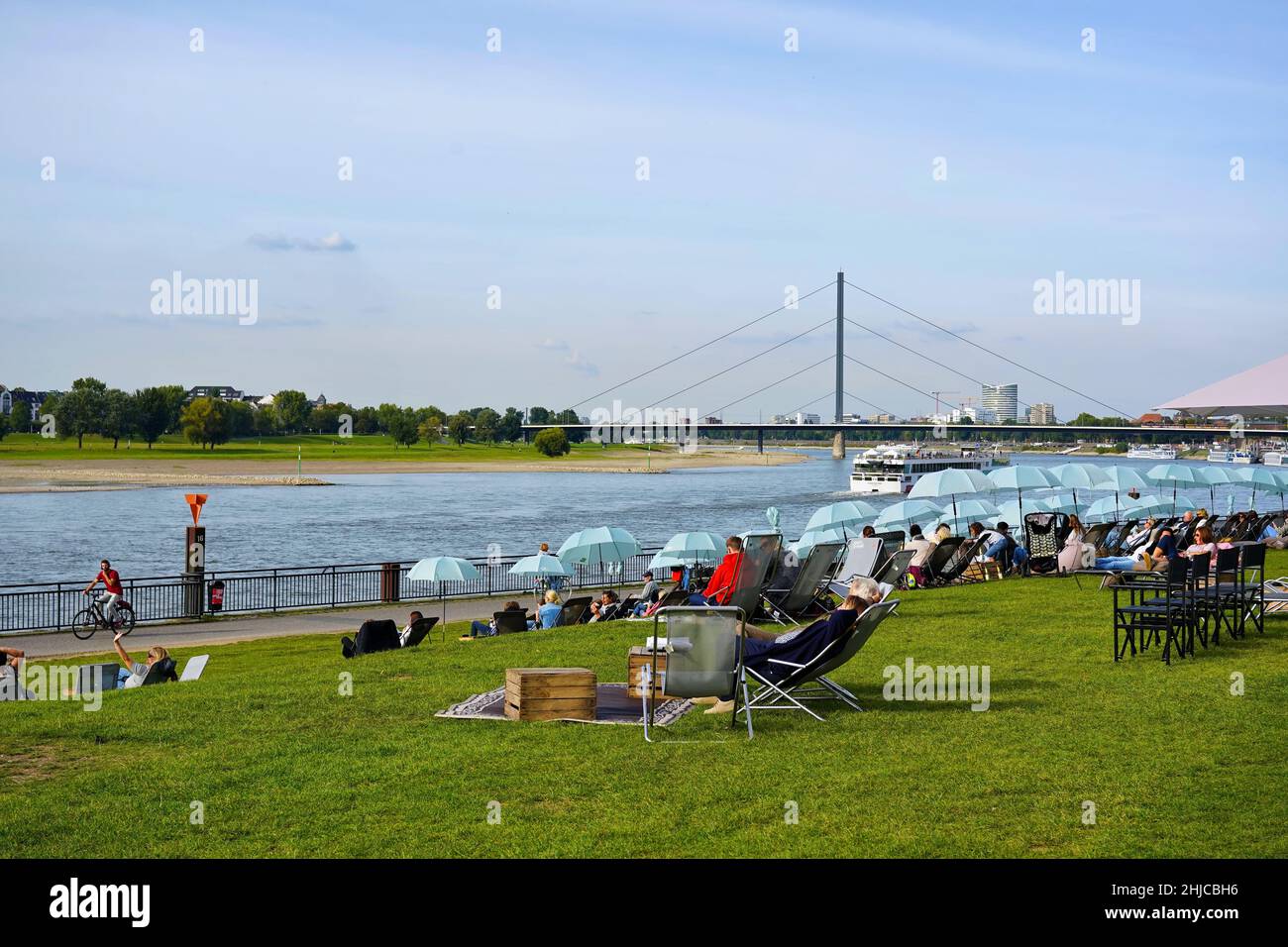 'Staycation': Entspannender Sommernachmittag am Stadtstrand am Rhein in Düsseldorf. Stockfoto