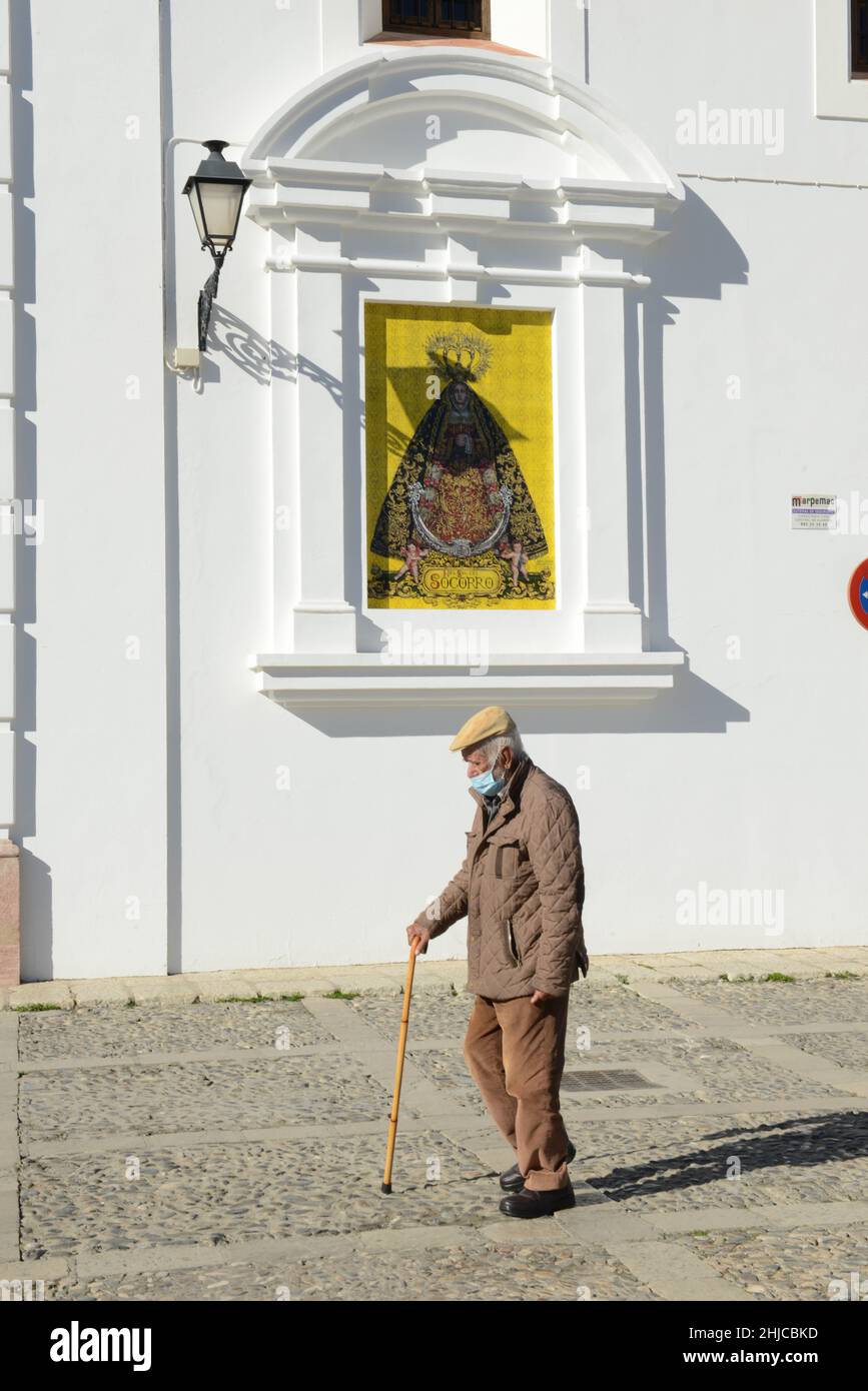 Antequera, Spanien - 31. Dezember 2020: Alter Mann, der vor einer Kirche in Antequera auf Andalusien in Spanien läuft Stockfoto