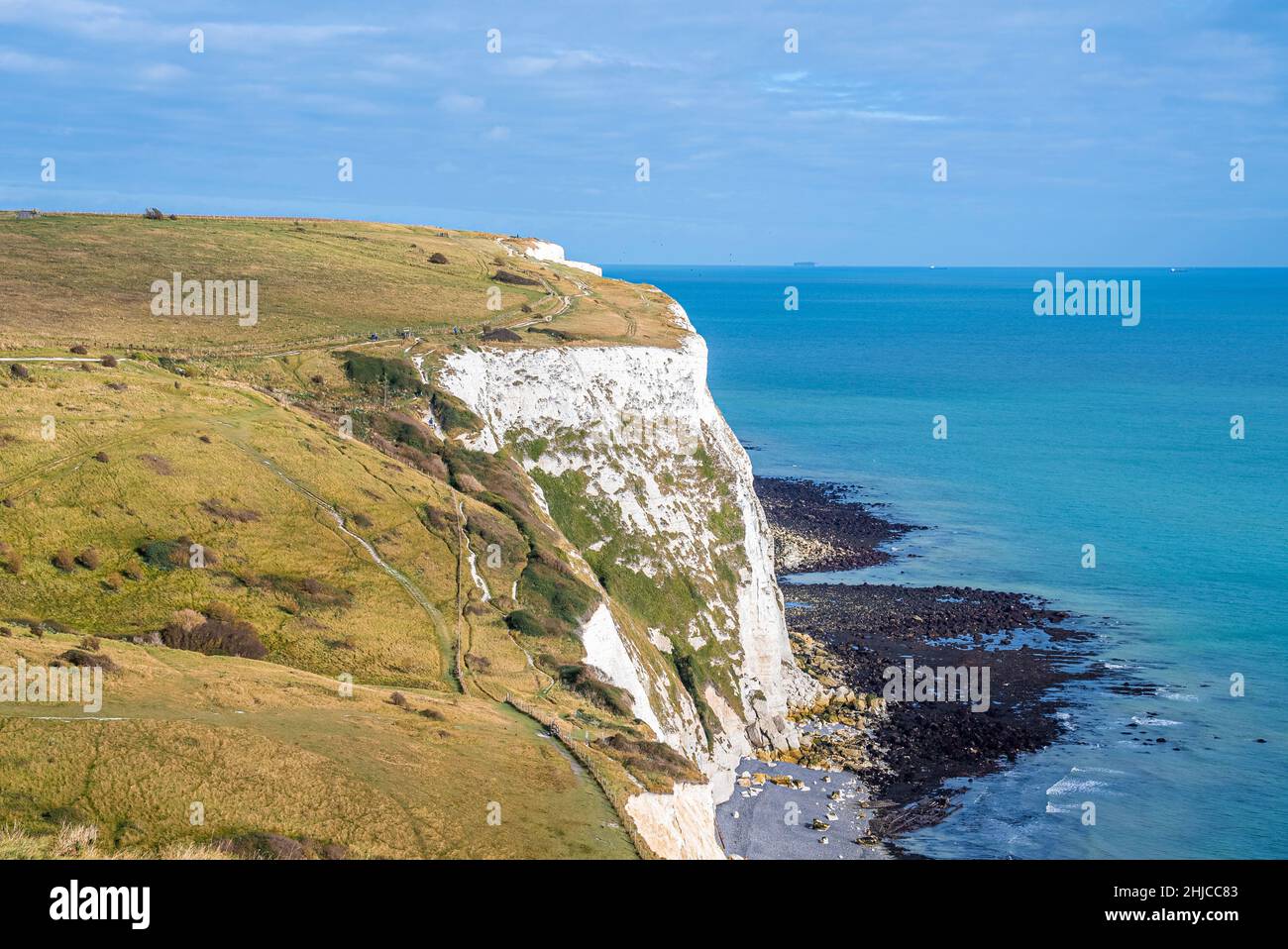 Wunderschöne Landschaft mit weißen Klippen entlang des blauen Meeres an sonnigen Tagen Stockfoto
