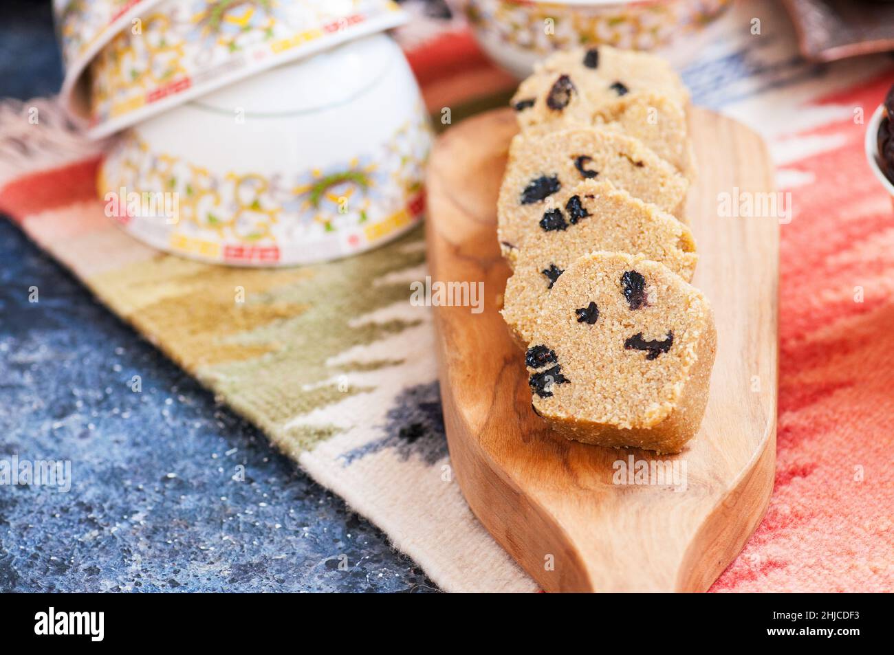 Kospa oder Jent - Kasachisch traditionelle Behandlung mit Rosinen oder Nüssen, in der Regel mit Mehl aus gerösteter Gerste oder Weizen gemacht. Sehr gesundes Essen. Stockfoto