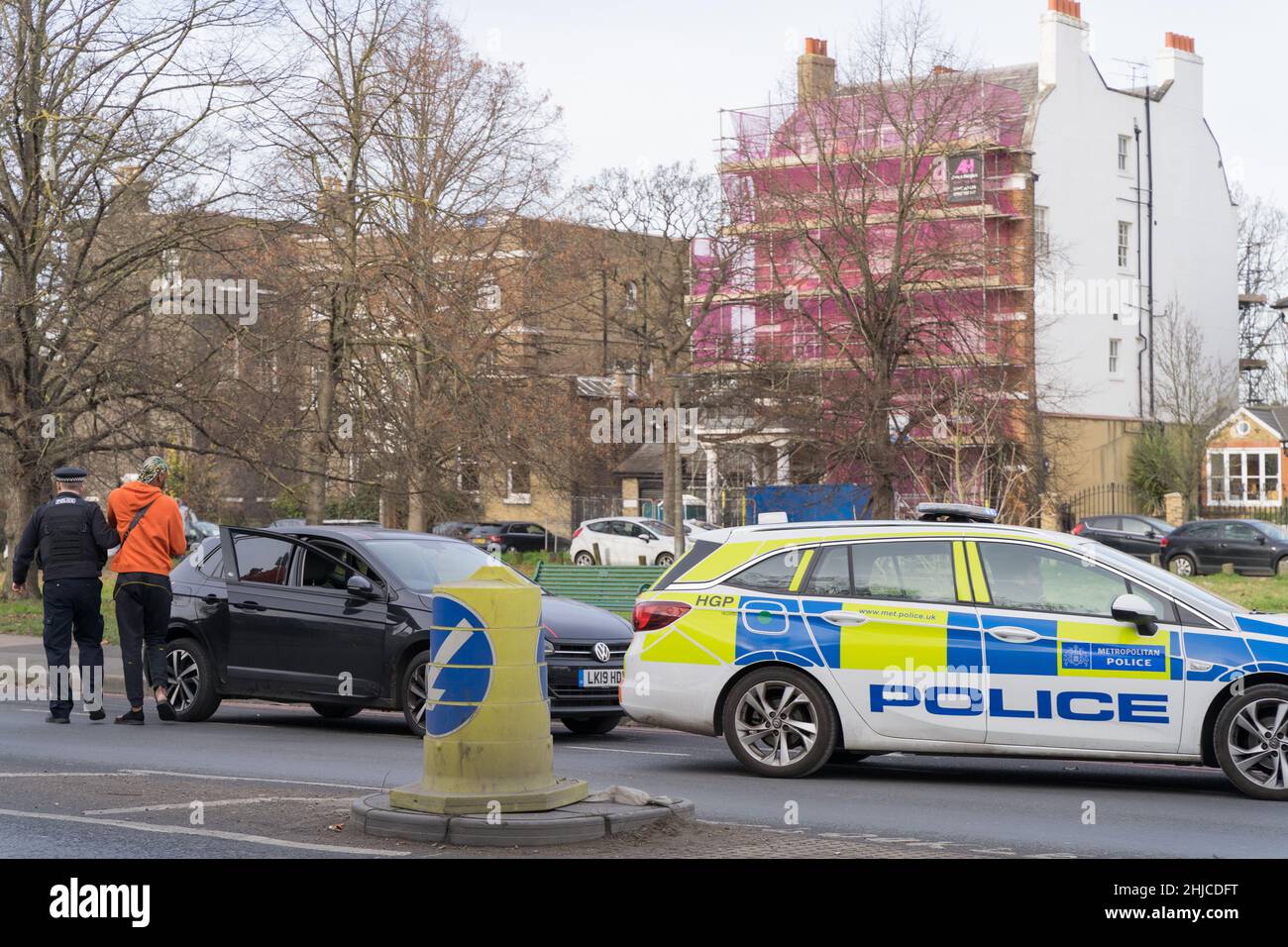 London Greenwich, Großbritannien. 28th Januar 2022. Ein Fahrer in einem schwarzen Auto wurde angehalten und schien von uniformierten Polizeibeamten in der Nähe des Dorfes Blackheath im Südosten Londons, England, durchsucht zu werden. Quelle: xiu bao/Alamy Live News Stockfoto