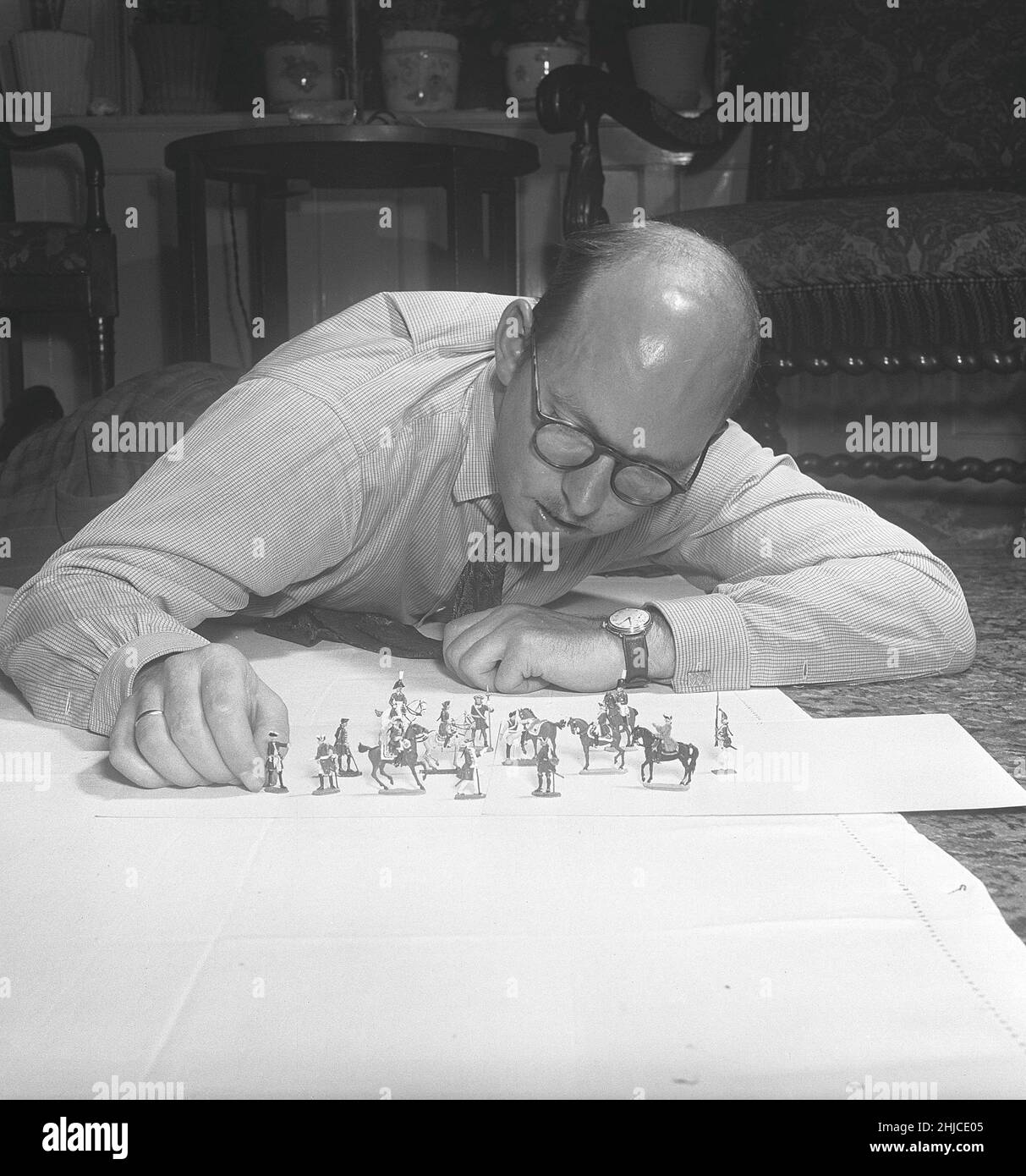 Zinnsoldaten in den 1950s. Ein Mitglied der dänischen Zinnfiguren-Sammler mit einer HIS-Sammlung von Zinnsoldaten und Zinnspielzeug. Zinnsoldaten waren ein historisches Hobby, das oft thematisch behandelt wurde. Zinn wurde geschmolzen und in Formen der Figuren gegossen, die, wenn sie abgekühlt und aus den Formen herausgenommen hatten, sorgfältig gemalt wurden. 1952. Kristoffersson Ref. BE31-3 Stockfoto