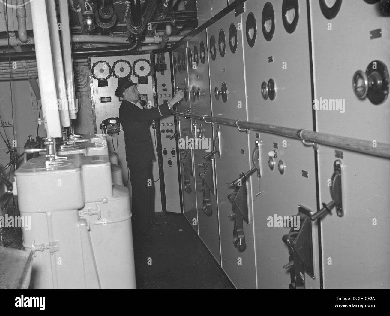 Winter auf See in der 1940s. Abgebildet ist der schwedische Eisbrecher Ymer, der in Februar 1941 das Eis im inneren Wasser an der schwedischen Küste bricht. Der Eisbrecher Ymer wurde 1931-1933 in Malmö gebaut und diente 44 Jahre lang als Staatseisbrecher, bis sie 1976 verkauft und verschrottet wurde. Die Winter während des Zweiten Weltkriegs waren oft außergewöhnlich kalt und das Eis wurde zu einem großen Problem für die Schifffahrt und das Militär. Ymer war der erste große Seeeisbrecher, der ein elektrisches Dieselantriebssystem verwendete, eine Art, Schiffe zu betreiben, die heute üblich ist. Schweden 1942 Kristoffersson Ref. 172-6 Stockfoto