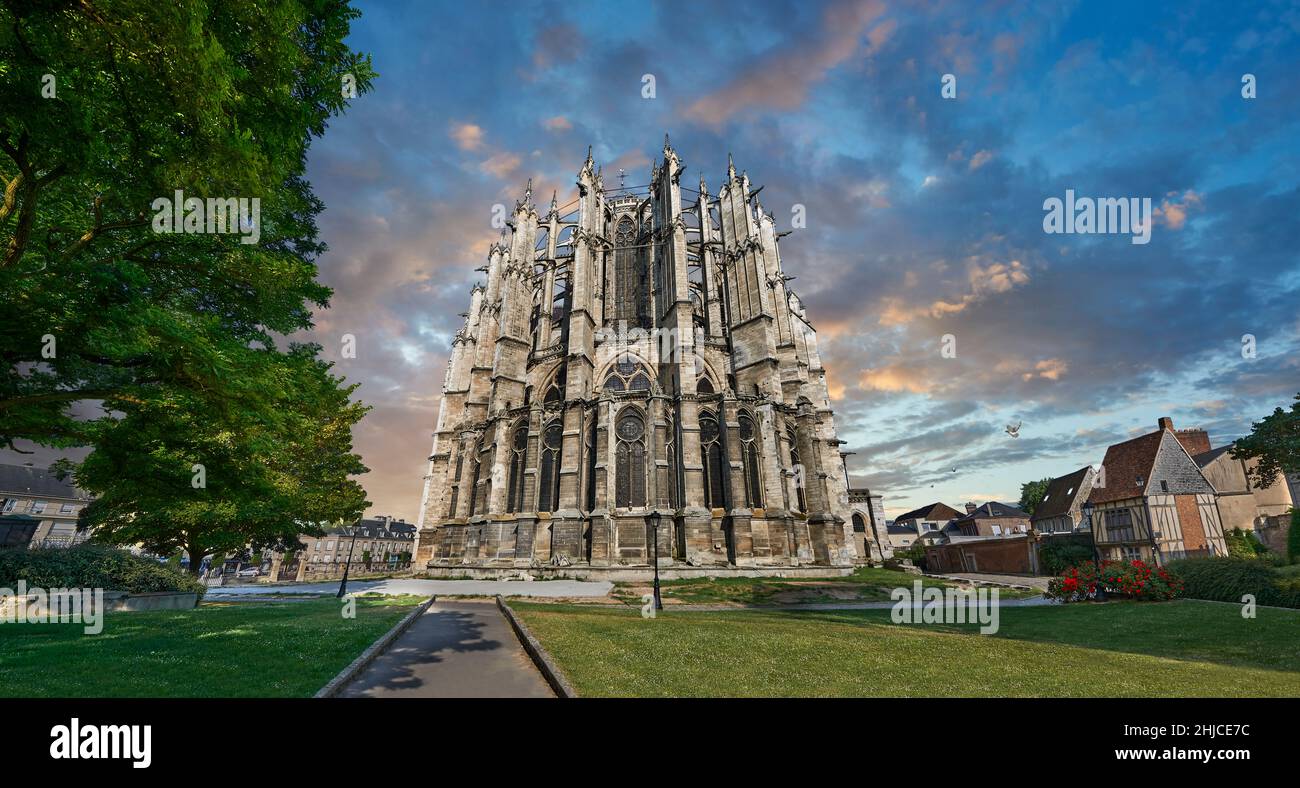 Außenfoto der gotischen Kathedrale von Saint Peter von Beauvais mit ihren fliegenden Abflüssen. Der Sitz des Bischofs von Beauvais, rhe Kathedrale Stockfoto