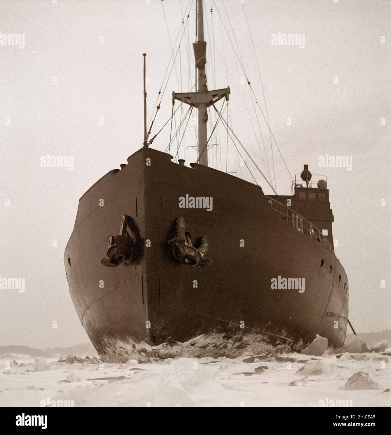 Winter auf See in der 1940s. Abgebildet ist der schwedische Eisbrecher Ymer, der in Februar 1941 das Eis im inneren Wasser an der schwedischen Küste bricht. Der Eisbrecher Ymer wurde 1931-1933 in Malmö gebaut und diente 44 Jahre lang als Staatseisbrecher, bis sie 1976 verkauft und verschrottet wurde. Die Winter während des Zweiten Weltkriegs waren oft außergewöhnlich kalt und das Eis wurde zu einem großen Problem für die Schifffahrt und das Militär. Schweden 1942 Kristoffersson Ref. 172-7 Stockfoto Winter auf See in der 1940s. Abgebildet ist der schwedische Eisbrecher Ymer, der in Februar 1941 das Eis im inneren Wasser an der schwedischen Küste bricht. Der Eisbrecher Ymer wurde 1931-1933 in Malmö gebaut und diente 44 Jahre lang als Staatseisbrecher, bis sie 1976 verkauft und verschrottet wurde. Die Winter während des Zweiten Weltkriegs waren oft außergewöhnlich kalt und das Eis wurde zu einem großen Problem für die Schifffahrt und das Militär. Schweden 1942 Kristoffersson Ref. 172-7 Stockfoto