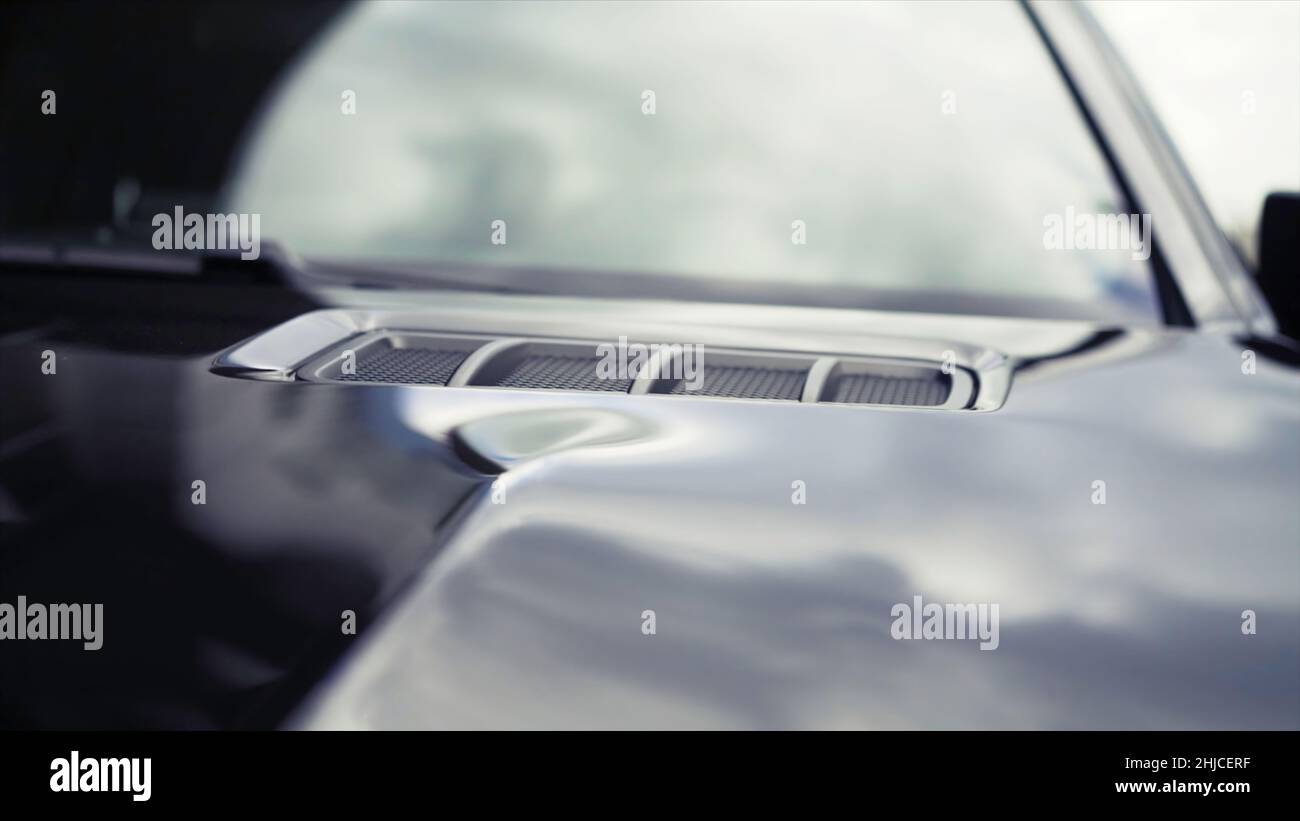 Nahaufnahme für Details der Lüftungsöffnungen auf der Motorhaube eines  modernen schwarzen Autos. Auto außen Hintergrund Detail der Lufteinlass in  der Haube, Design-Konzept Stockfotografie - Alamy