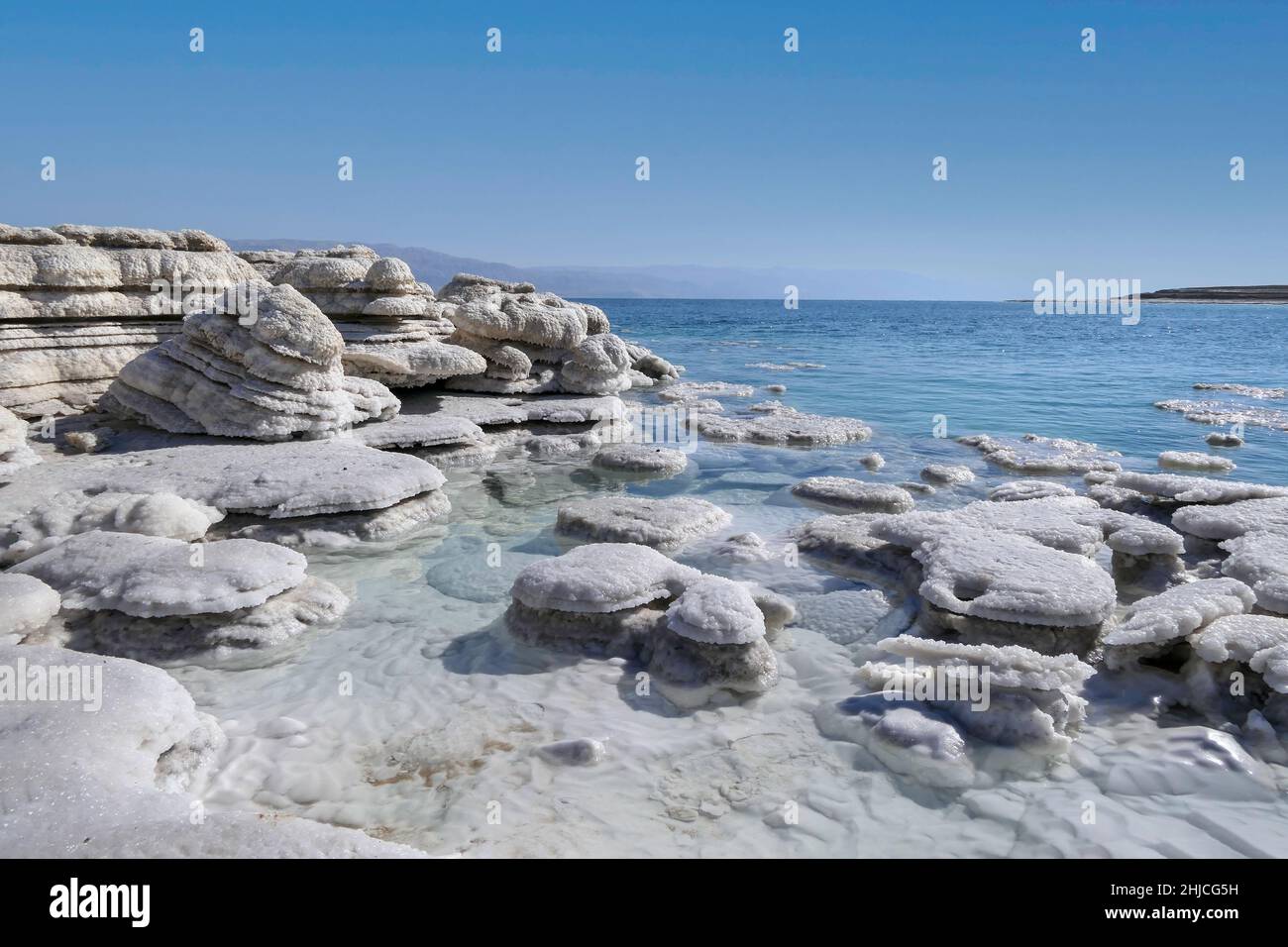 Blick auf die schönen Muster der Salzformationen des Toten Meeres. Salzpilze Stockfoto