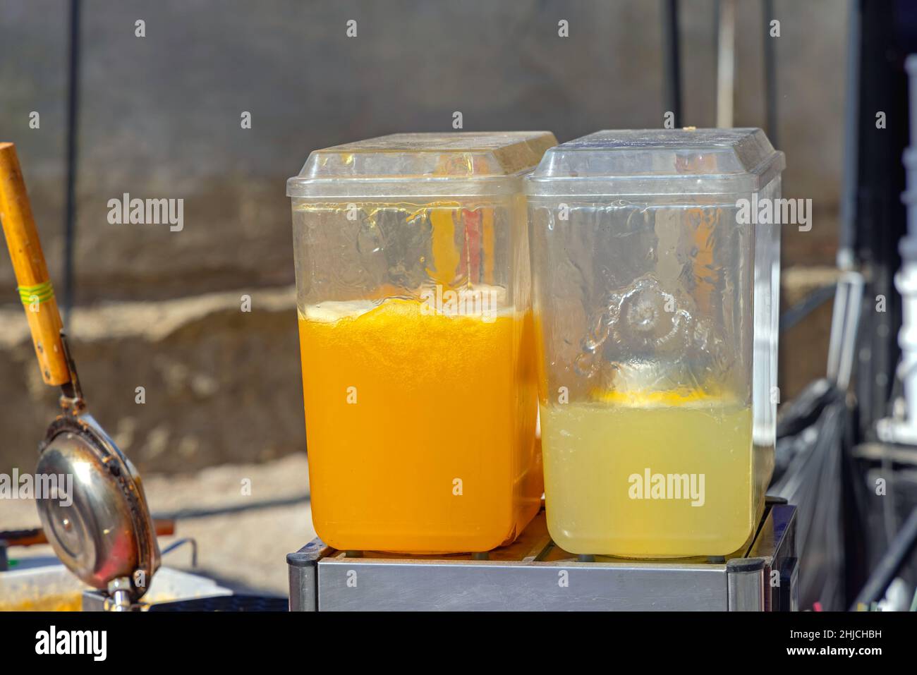 Doppelbehälter Für Gekühlten Fruchtsaft-Getränkespender Stockfoto