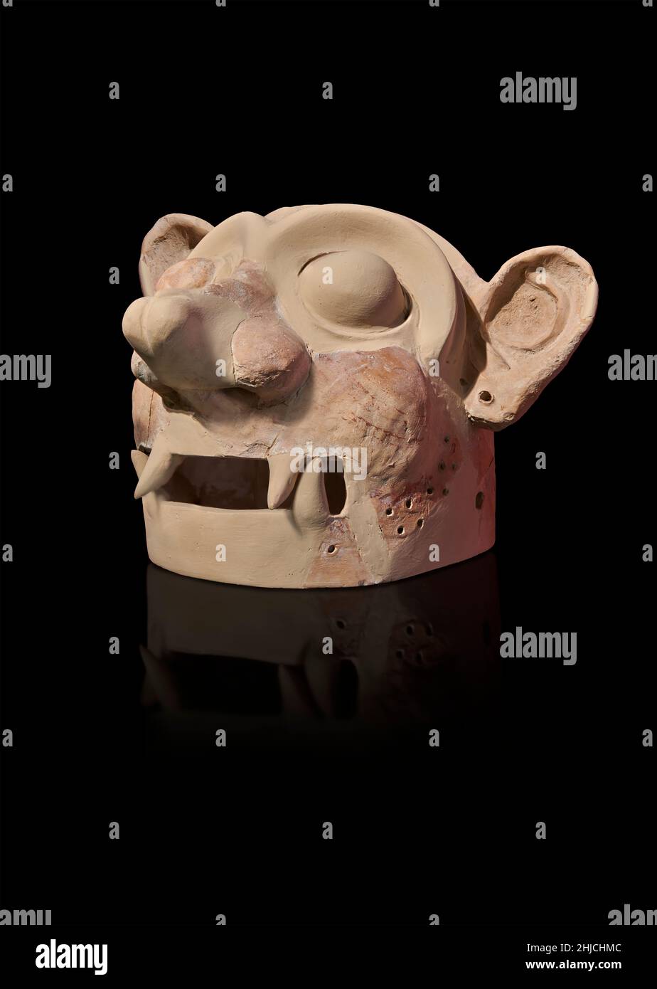 Antike griechische Zeremonialmasken aus Terrakotta mit mythischen Kreaturen, Tiryns, Obere Zitadelle 'Botros', 7th. Jh. v. Chr. Archäologisches Museum Nafplion. Stockfoto