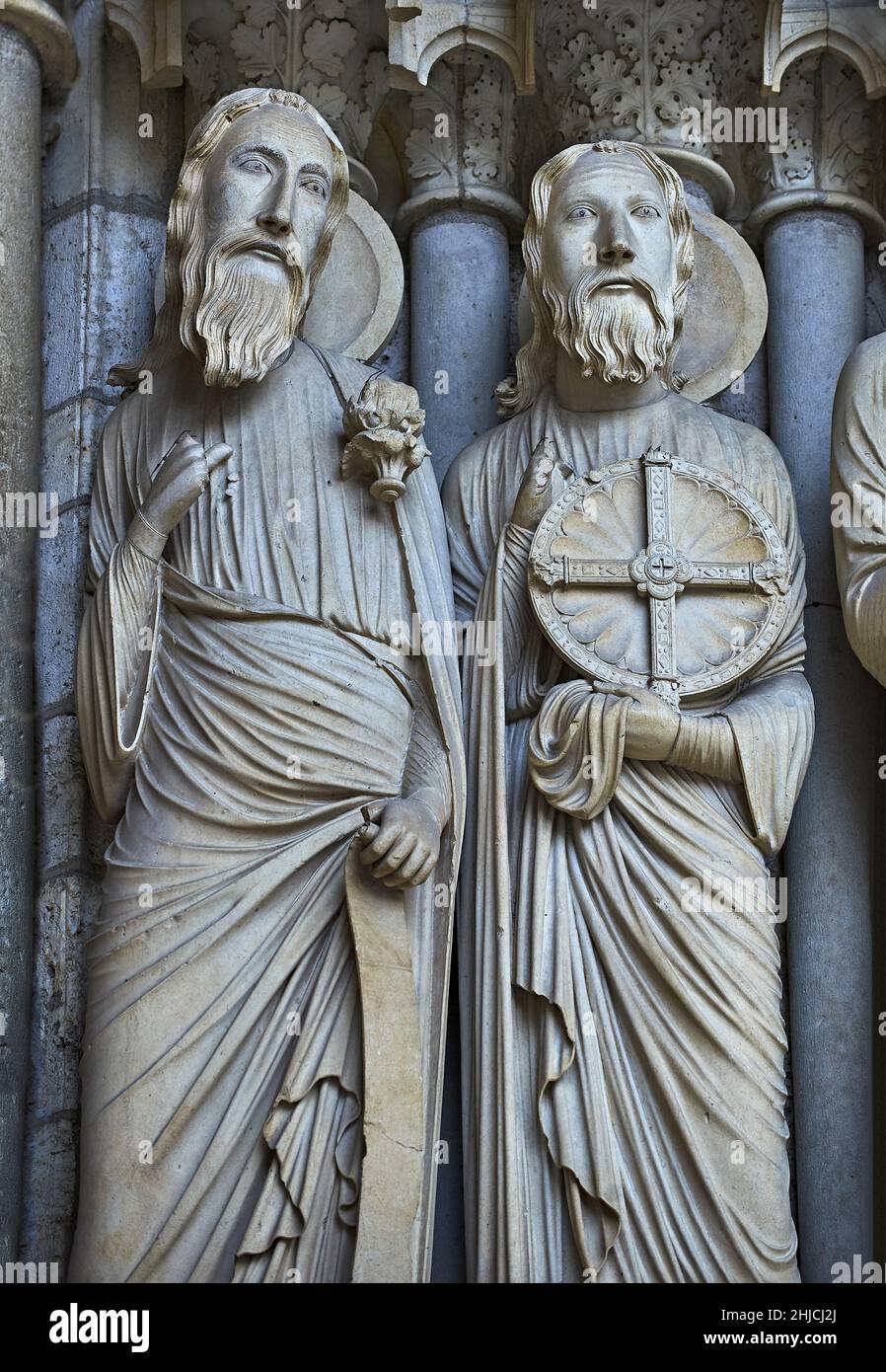 Kathedrale von Chartres, gotische Statuen und Außenskulpturen. Nordporch, zentrales Portal, rechte Pfosten- Allgemeine Ansicht c. 1194-1230. Kathedrale von Chartres Stockfoto