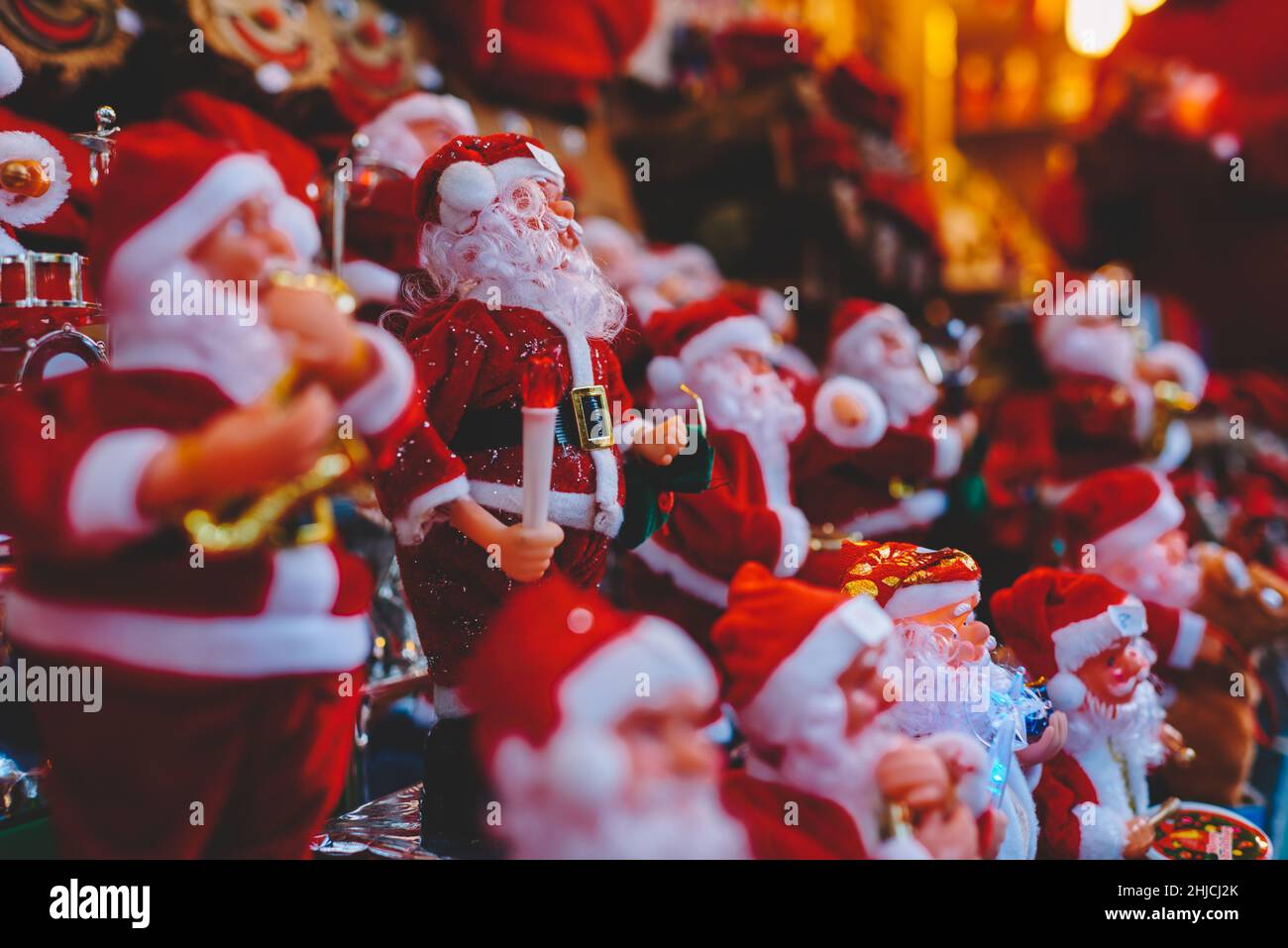 Weihnachtsmann Figuren in festlichen Markt Stockfoto