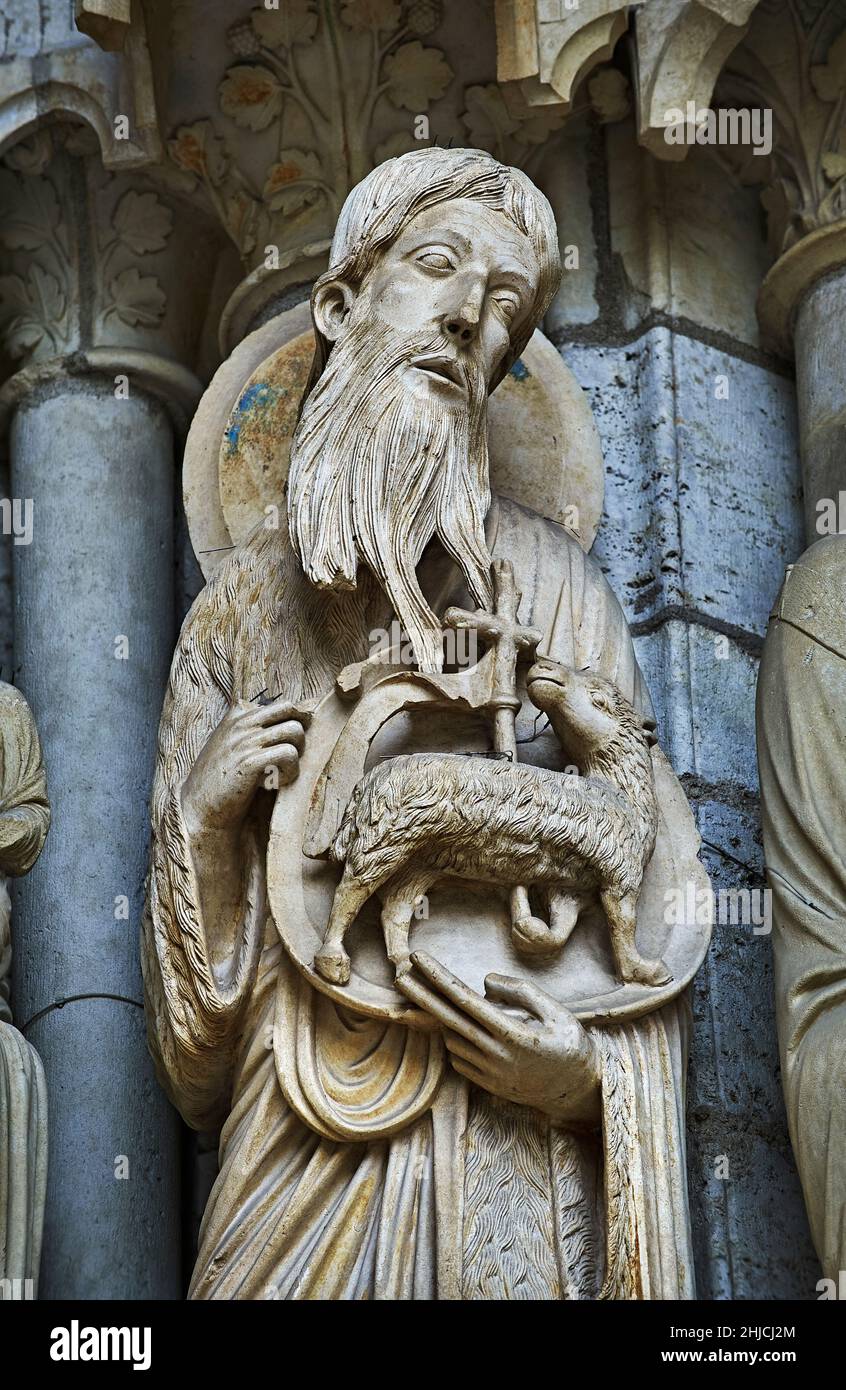 Kathedrale von Chartres, gotische Statuen und Außenskulpturen. Nordporch, zentrales Portal, rechte Pfosten- Allgemeine Ansicht c. 1194-1230. Kathedrale von Chartres Stockfoto