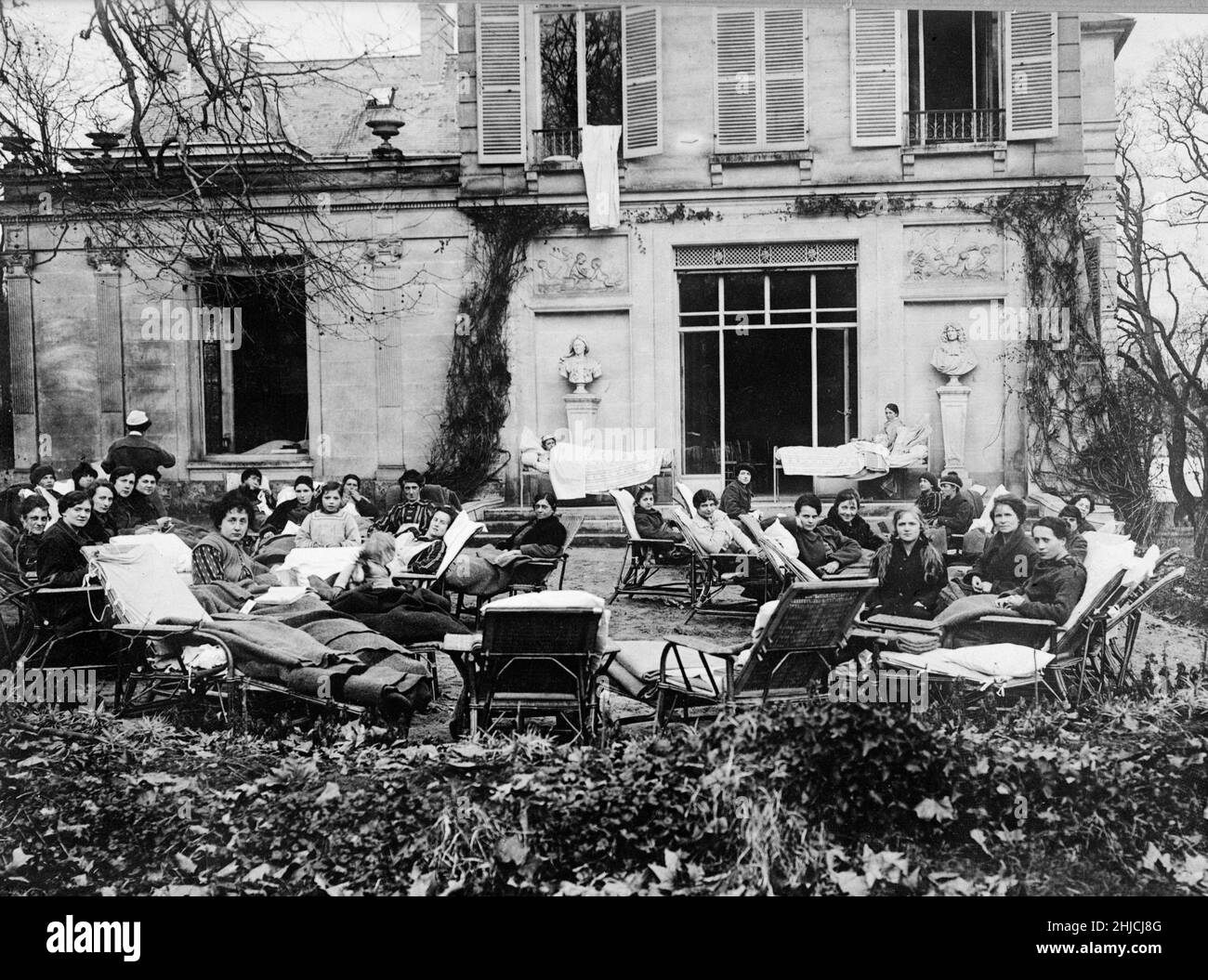 Tuberkulose-Patienten auf der Terrasse des Tuberkulose-Sanatoriums Edward L. Trudeau von Plessis Piquet, etwas außerhalb von Paris. Stockfoto