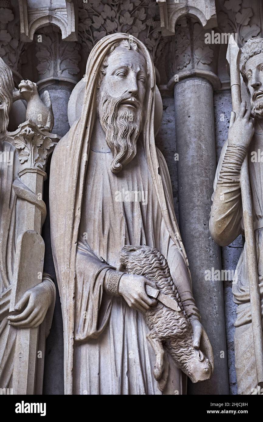 Kathedrale von Chartres, gotische Statuen und Außenskulpturen. Nordporch, zentrales Portal, linke Pfosten- Allgemeine Ansicht c. 1194-1230. Gotische Statuen von figu Stockfoto