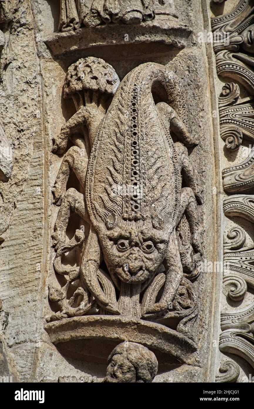 Kathedrale von Chartres gotische Statuen und Außenskulpturen, Westfassade, links Portal archivs c. 1145. Kathedrale von Chartres, Frankreich. Gotische Skulptur Stockfoto