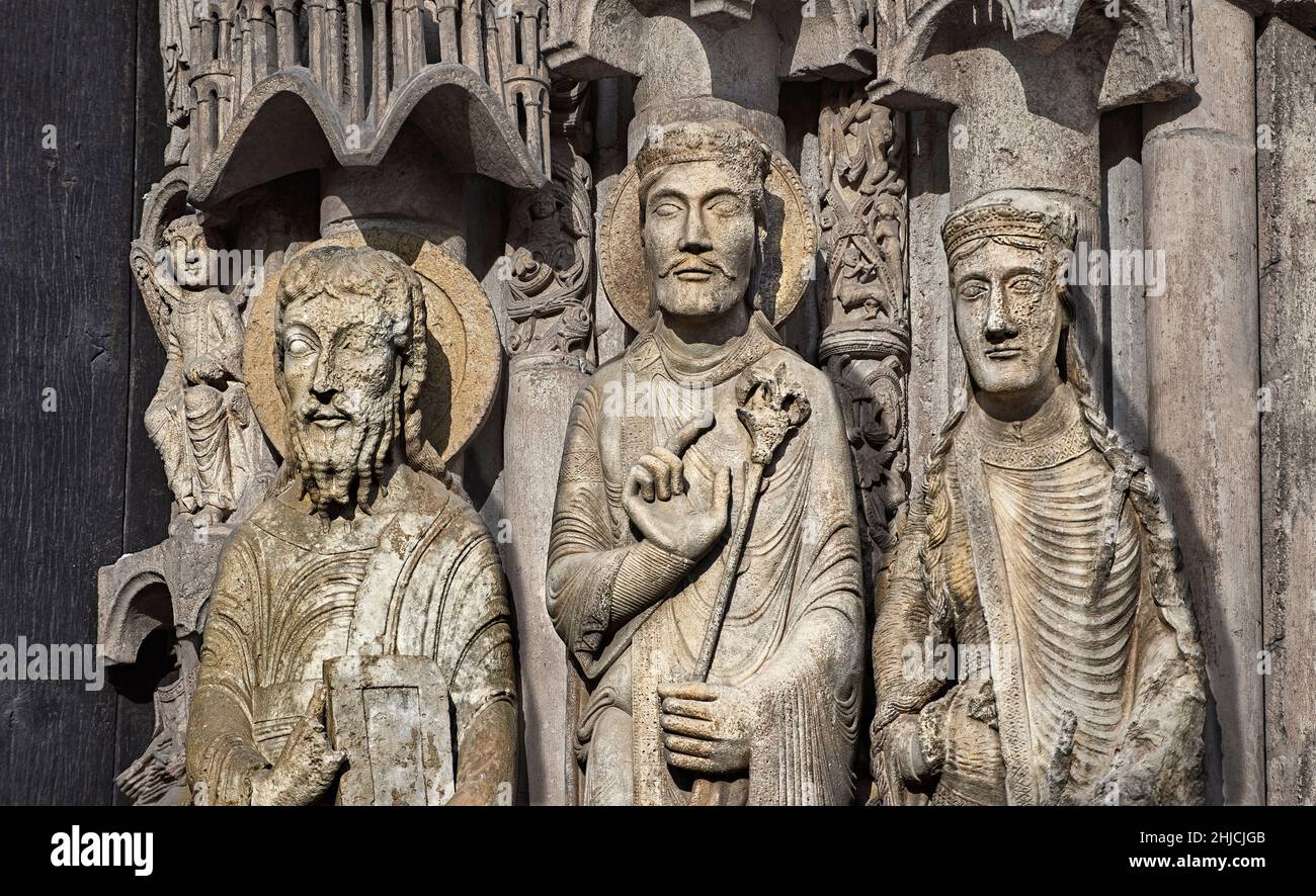 Kathedrale von Chartres gotische Statuen und Außenskulpturen des Westportals. Die Westfassade war einer der wenigen Teile der Kathedrale, die diese überlebten Stockfoto