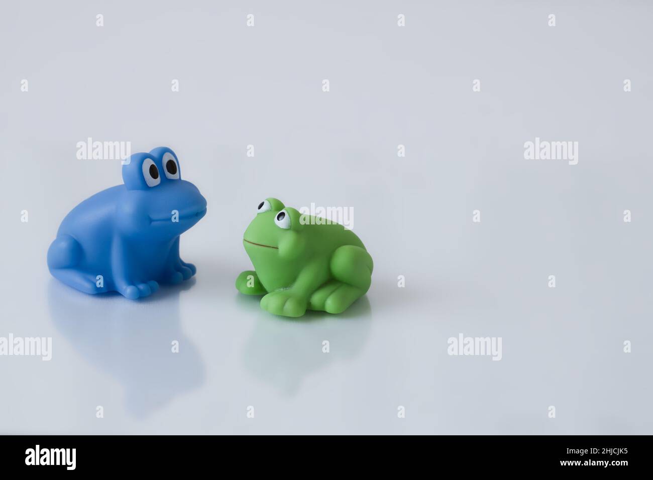 Badezimmer mit Spiegelung, mit weißem Hintergrund Stockfoto