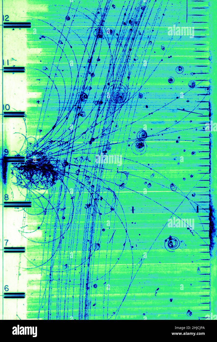 Ereignis der kosmischen Strahlung. 1. Juli 1960. Eine der mächtigsten und geheimnisvollsten Energieformen, die wir kennen, sind kosmische Strahlen – die schnellen Teilchen oder Strahlungsausbrüche, die die Erde ständig aus dem Weltraum bombardierten. Glücklicherweise brechen die meisten von ihnen auf, wenn sie mit der oberen Atmosphäre kollidieren. Einige von denen, die die Oberfläche erreichen, wurden durch die Dampfspuren aufgezeichnet, die sie in Blasenkammern hinterlassen. Blasenkammer-924. Eine Blasenkammer ist ein Gefäß, das mit einer überhitzten, transparenten Flüssigkeit (meist flüssigem Wasserstoff) gefüllt ist, mit der elektrisch geladene Partikel erfasst werden, die sich durch sie bewegen. Stockfoto