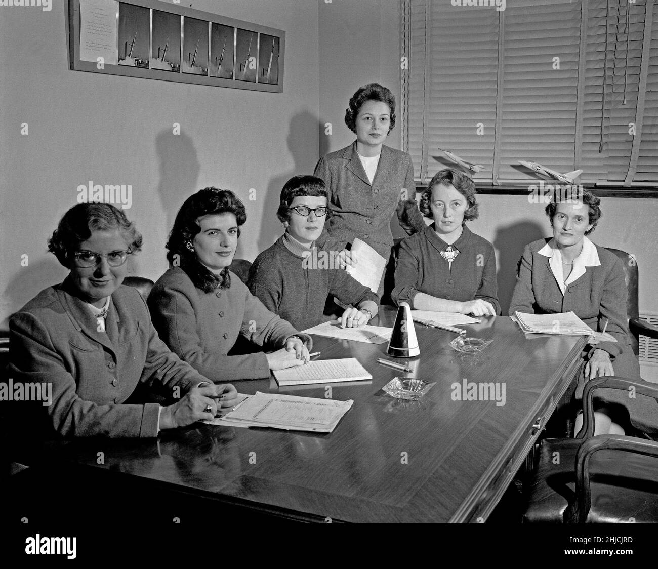 1959 versammelten sich Wissenschaftlerinnen in einem Besprechungsraum der NASA. Ganz links befindet sich Lucille Coltrane. Lucille war ein „Computer“ am Langley Research Center. Neben Lucille ist Jean Clark Keating, ein Luft- und Raumfahrtingenieur. Die dritte Frau von links ist Katherine Collie Speegle, eine Mathematikerin. Die Frau, die steht, ist Doris 'Dot' Lee, die in einem Team mit Katherine Collie Speegle gearbeitet hat. Neben Doris ist Ruth I. Whitman, Ingenieurin der Abteilung pilotlose Flugzeuge. Die Frau, die rechts von Ruth sitzt, ist Emily Stephens Mueller, eine Computer, die mit der Space Task Group zusammengearbeitet hat. Stockfoto