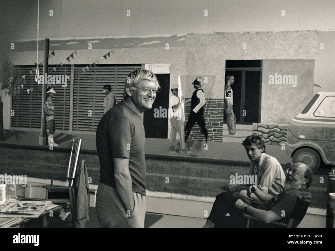 Der Maler David Hockney mit Henry Geldzahler und einem Freund in seinem Atelier am Pico Boulevard in Los Angeles, Kalifornien, 1979. Hockney war ein wichtiger Beitrag zur britischen Pop-Art-Bewegung der 1960er Jahre und lebt heute in Los Angeles, Kalifornien. Geldzahler war ein Kurator, der sich mit berühmten Künstlern seiner Zeit mischte. Stockfoto