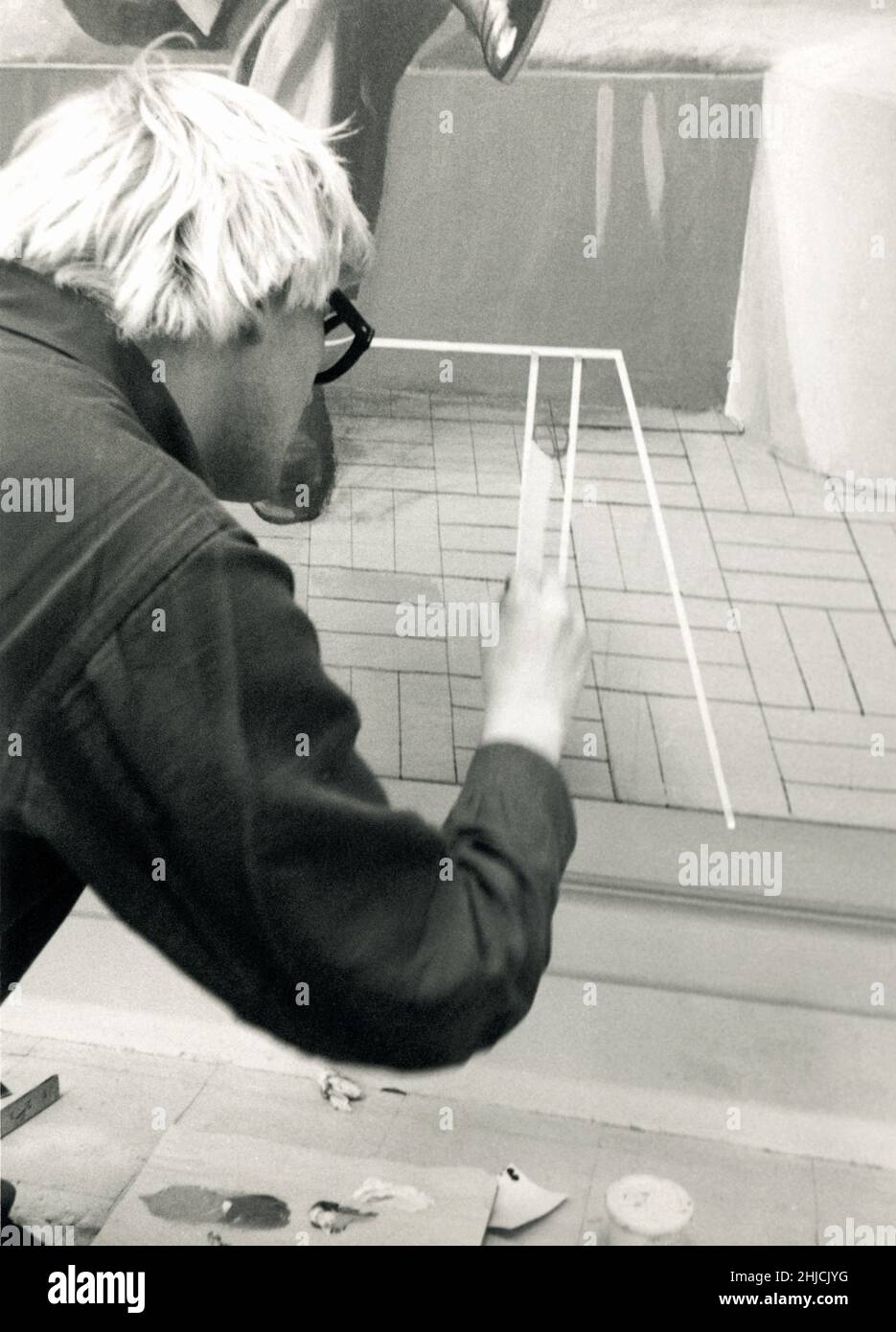 David Hockney arbeitet 1969 in seinem Heimstudio auf Powis Terrace in London. Hier macht er sein 'Henry Geldzahler'-Gemälde. Hockney war ein wichtiger Beitrag zur britischen Pop-Art-Bewegung der 1960er Jahre und lebt heute in Los Angeles, Kalifornien. Stockfoto