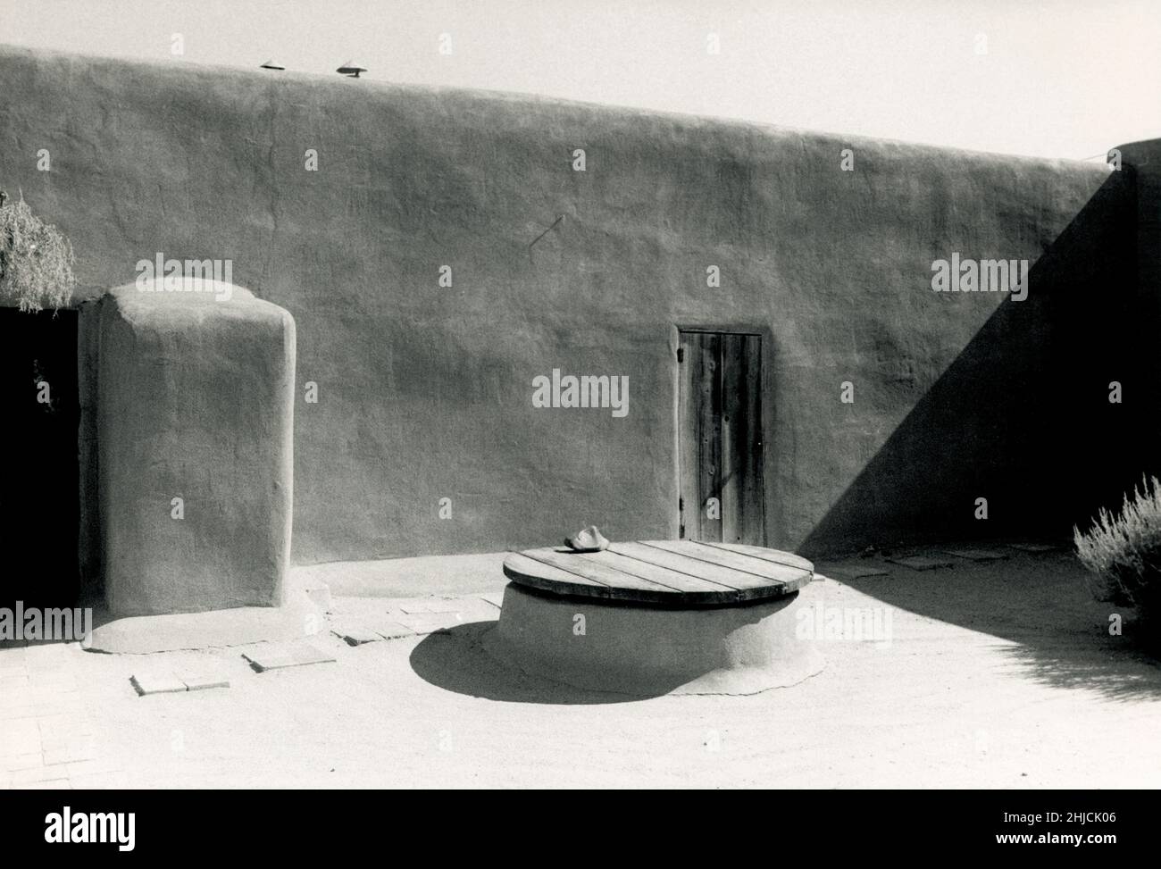 Patio der Ghost Ranch, der Residenz des Künstlers Georgia O'Keeffe, in Abiquiu, New Mexico. 1971. O'Keeffe war ein bedeutender moderner Künstler, dessen Werk von abstrakt bis gegenständlich reichte und oft beides verschmolz. Geboren 1887, gestorben 1986. Stockfoto