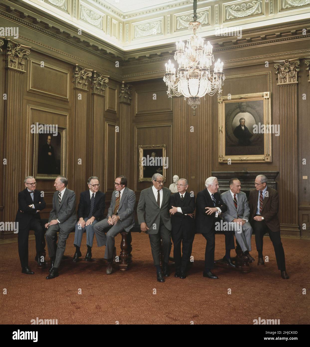 Richter des Obersten Gerichtshofs der Vereinigten Staaten im Jahr 1977. John Paul Stevens, Lewis Powell, Harry Blackmun, William Rehnquist, Thurgood Marshall, William Brennan, Chief Justice Warren Burger, Potter Stewart und Byron White. Stockfoto