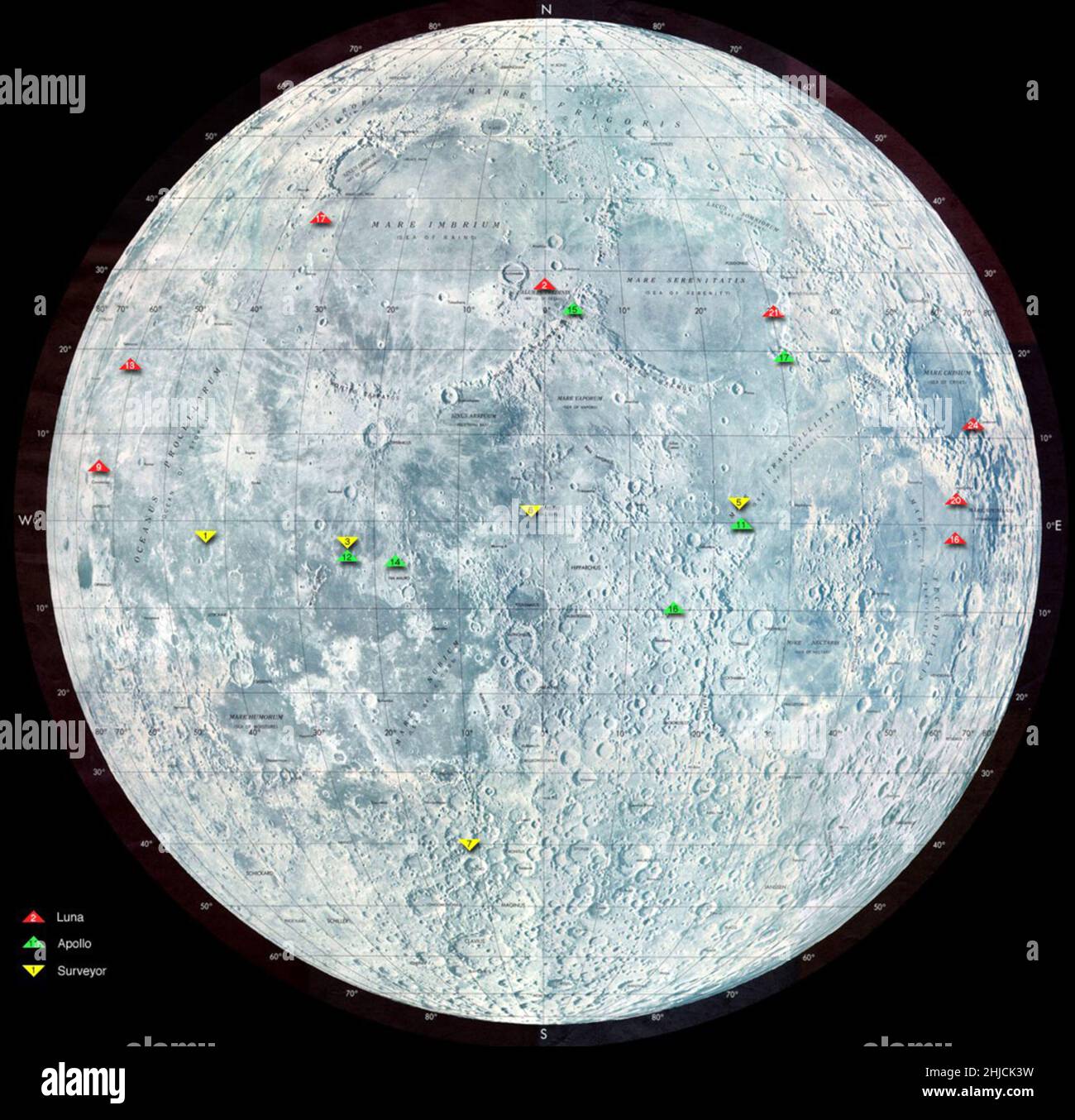 Die Karte zeigt die Standorte vieler Raumfahrzeuge, die auf dem Mond gelandet sind. Grüne Dreiecke repräsentieren Apollo-Missionen. Gelb sind NASA Surveyor-Missionen, und rot sind russische Luna-Raumfahrzeuge. Eine der Missionen des Lunar Reconnaissance Orbiter besteht darin, nach potenziellen Landeplätzen für zukünftige bemannte Missionen zum Mond zu suchen. Stockfoto