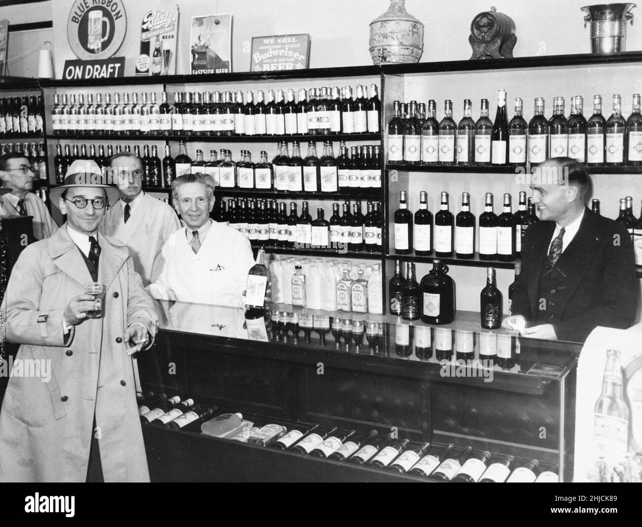 Ein gut sortierter Spirituosenladen von Los Angeles erwartet Sie 1933. Das Verbot endete mit der Ratifizierung des 21. Änderungsantrags, der den 18. Änderungsantrag am 5. Dezember 1933 aufhob. Das Verbot dauerte von 1920 bis 1933. Stockfoto