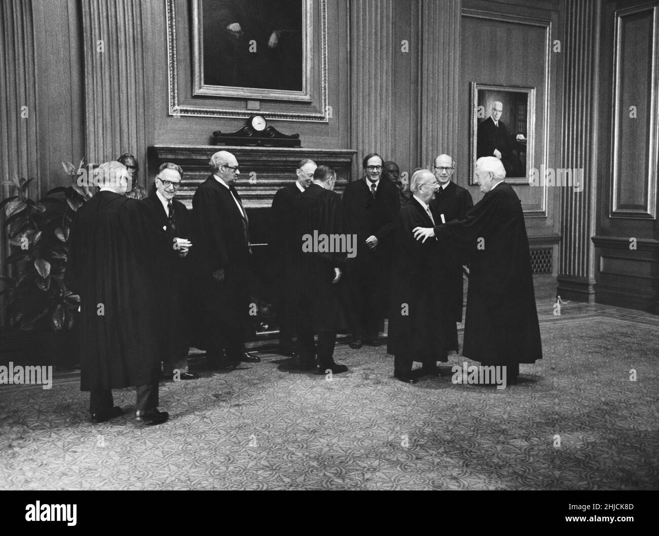 Der ehemalige Oberrichter Warren Burger bei der Arbeit in seinem Büro am Obersten Gerichtshof; November 1976. Stockfoto