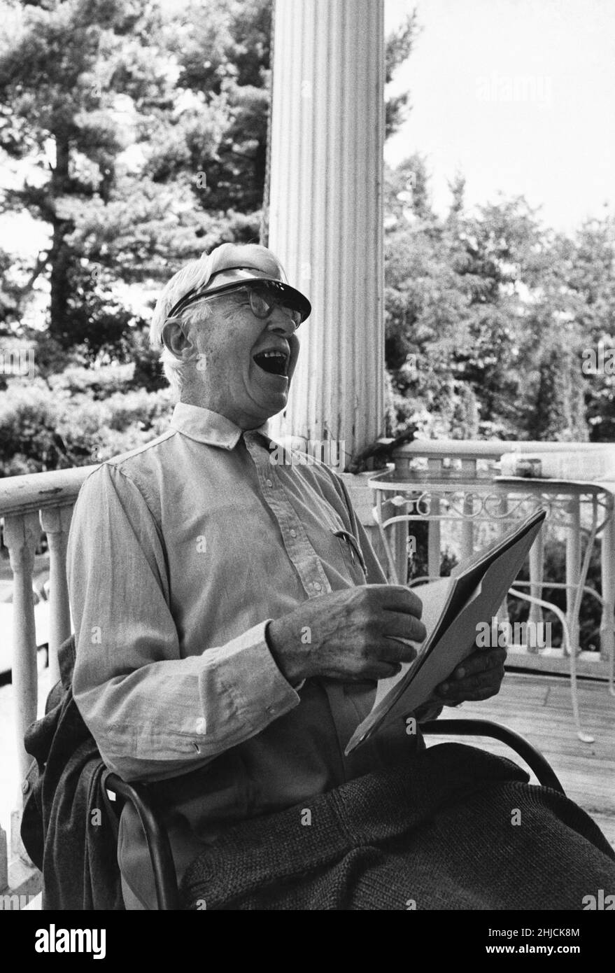 Der Schriftsteller Carl Sandburg (6. Januar 1878 - 22. Juli 1967), in seinem Haus in Flat Rock, North Carolina. Ca. 1960. Stockfoto