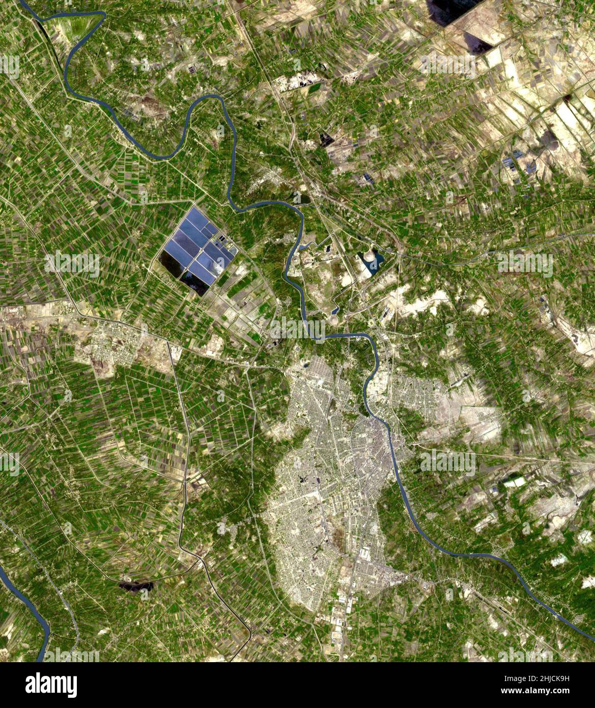 Nördlich der heutigen Stadt Al Hillal im Irak, in der fruchtbaren Ebene zwischen dem Tigris und dem Phrat, befindet sich die legendäre Stadt Babylon, der Stadtstaat des alten Mesopotamiens und die Hauptstadt des 2nd. Jahrtausends v. Chr. Königreichs Babylonien. Es wird geschätzt, dass Babylon die größte Stadt der Welt war. 1700 V. CHR. 600 v. Chr. war die Stadt eines der Wunder der antiken Welt, berühmt für die Hanging Gardens. Das Bild deckt 21 mal 23 km ab, wurde am 20. Oktober 2004 aufgenommen und liegt bei 32,5 Grad nördlicher Breite, 44,4 Grad östlicher Länge. Stockfoto
