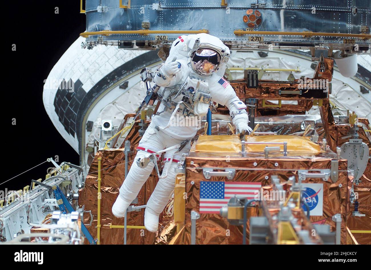 Astronaut James H. Newman bewegt sich im Frachtraum des Space Shuttle Columbia während des zweiten Tages der Extravehicular Activity (EVA) der STS-109 Mission am 5. März 2002. Der Spacewalk dauerte sieben Stunden, 16 Minuten. STS-109 war eine Servicemission für Arbeiten am Hubble Space Telescope (HST). Ein Teil der Basis des riesigen Teleskops, der in der Nutzlastbucht verrietet ist, ist hinter Newman zu sehen. Stockfoto