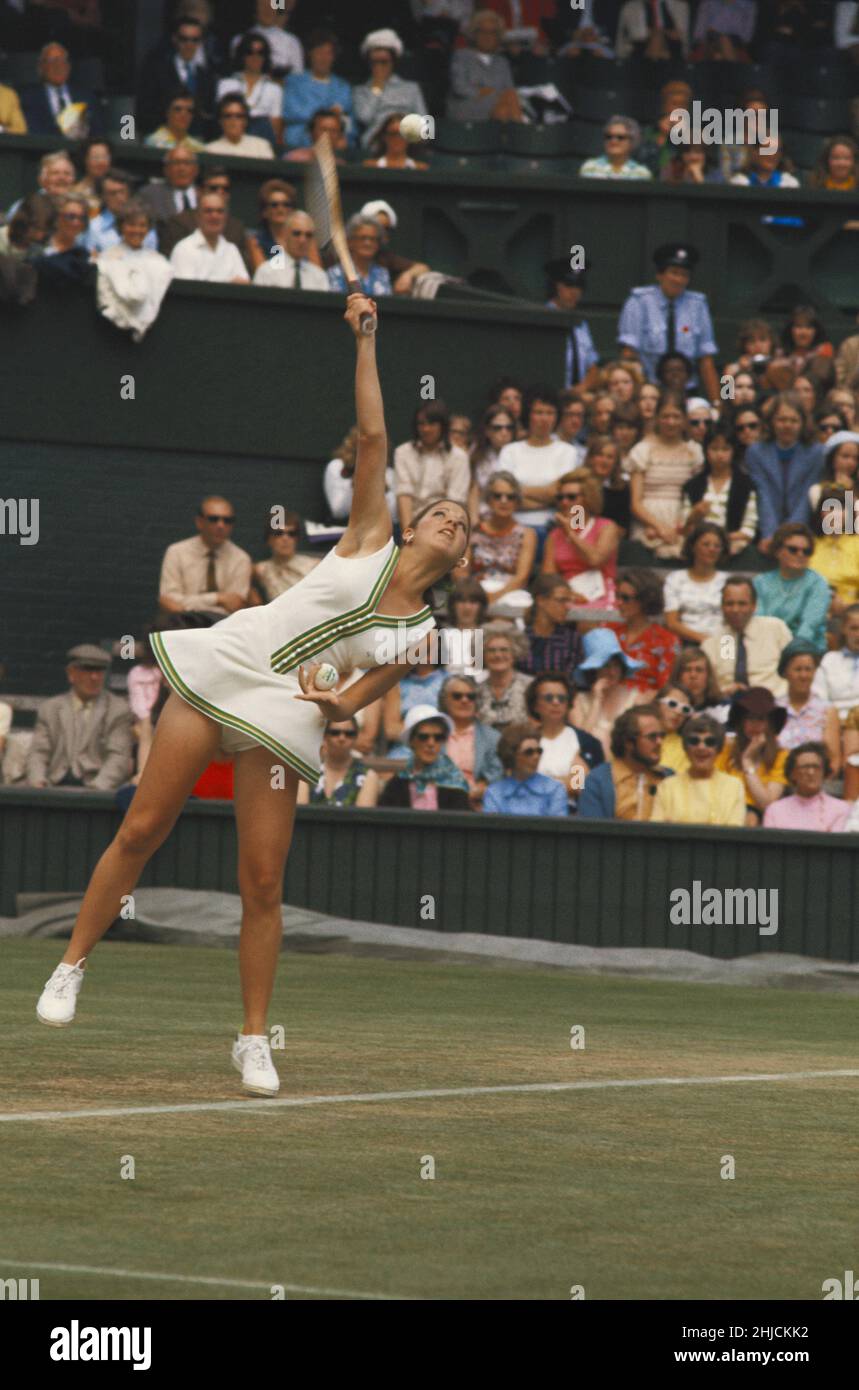 Chris Evert (geb. 1954), ehemalige Tennissiegerin, in Wimbledon. Sie gewann 18 Grand-Slam-Einzel-Meisterschaften, darunter einen Rekord von sieben Meisterschaften bei den French Open und einen Rekord von sechs Meisterschaften bei den U.S. Open. Stockfoto