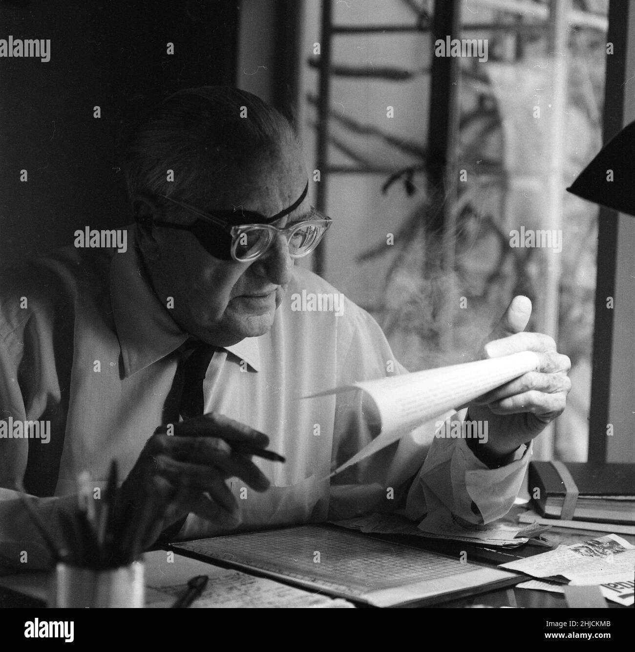 Fritz lang (1890-1976) in Beverly Hills, 1965. Lang war ein österreichischer Filmemacher, Drehbuchautor und gelegentlicher Filmproduzent und Schauspieler. Als einer der bekanntesten √©migr√©aus der deutschen Schule des Expressionismus wurde er vom British Film Institute als 'Master of Darkness' bezeichnet. Zu seinen bekanntesten Filmen gehören der bahnbrechende Metropolis (der teuerste Stummfilm der Welt zum Zeitpunkt seiner Veröffentlichung) und M, der vor seinem Umzug in die USA entstanden ist und als Vorläufer des Filmgenres Noir gilt. Stockfoto