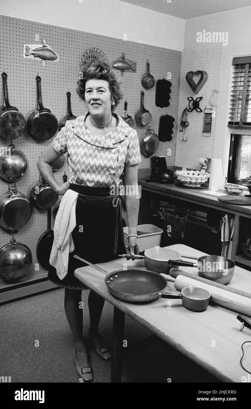 Julia Child, fotografiert in ihrer Küche in Cambridge, MA; undatiert. Stockfoto