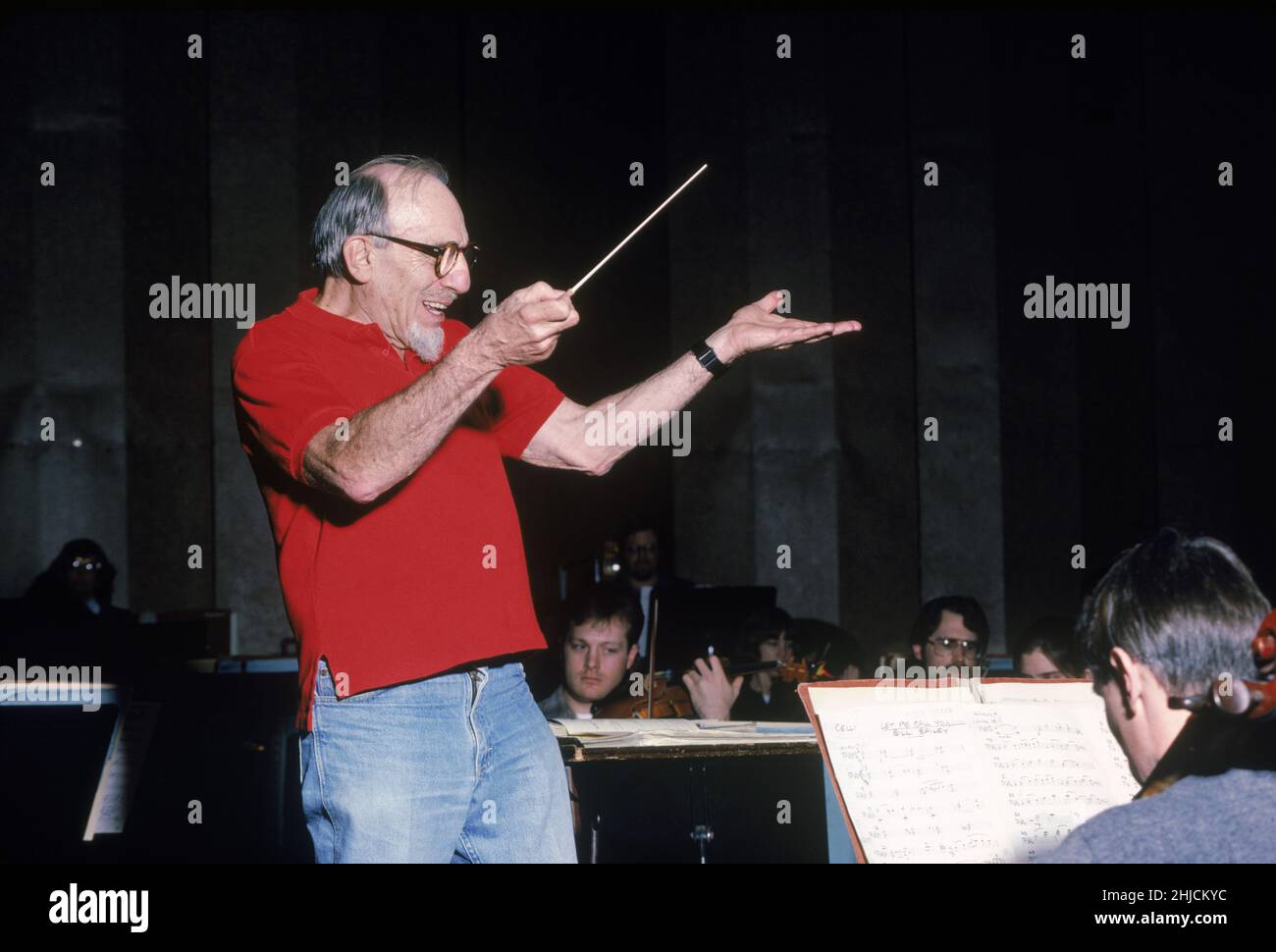 Mitch Miller probt 1990 das Rochester Philharmonic Orchestra. Mitch Miller war ein erfolgreicher Plattenkünstler der 1950s und 1960s, berühmt für seine TV-Hit-Show, Sing zusammen mit Mitch. Er ist ein erfahrener Oboen- und Englischhornist und hat viele Top-Orchester als Gast dirigiert. Stockfoto