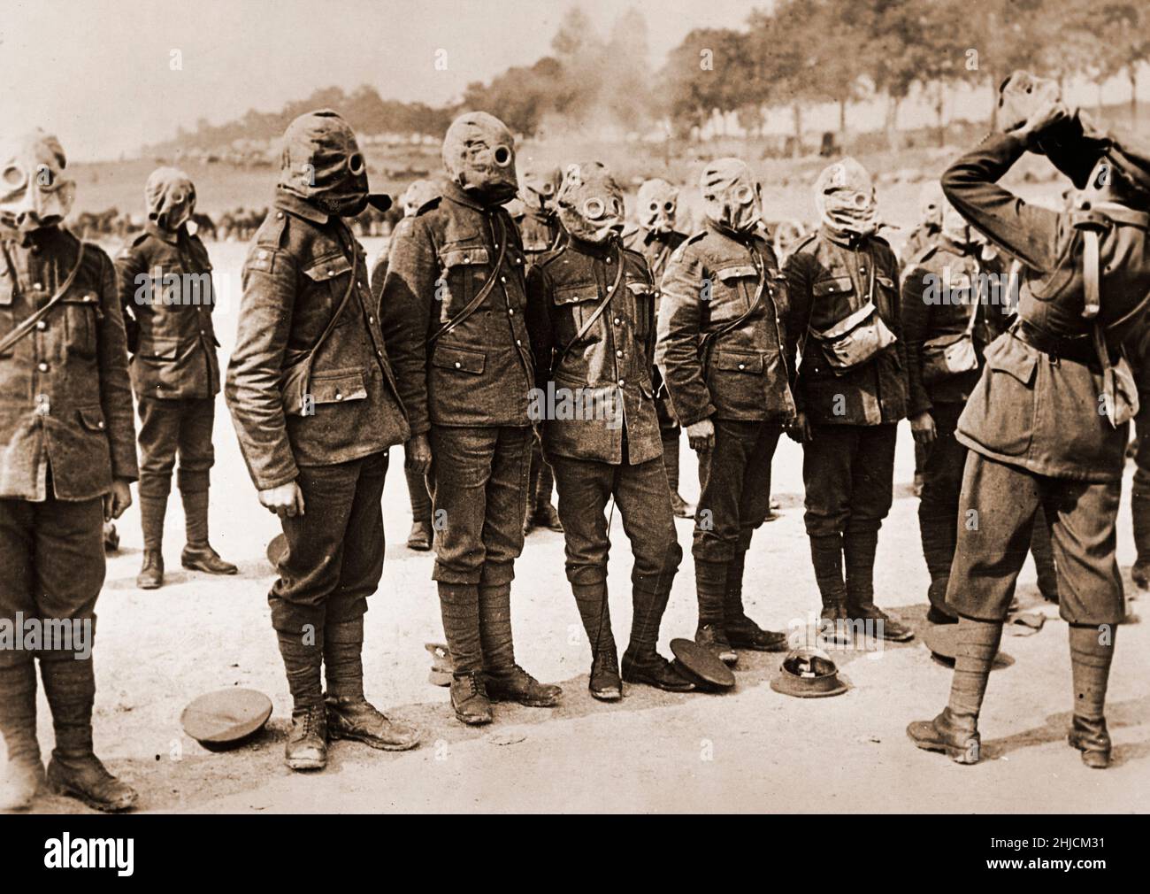 Britische Soldaten, die im Umgang mit Gasmasken ausgebildet werden, 1. Weltkrieg, um 1917-18. Stockfoto