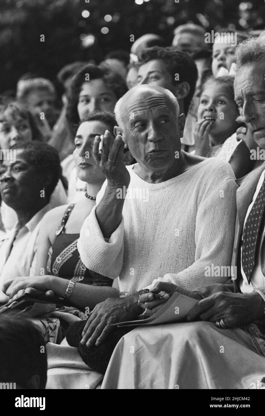 Undatierte Darstellung des Künstlers Pablo Picasso bei einem Stierkampf. Jean Cocteau sitzt zu seiner Linken. Ebenfalls rechts von Picasso abgebildet ist Francoise Gilot. Stockfoto