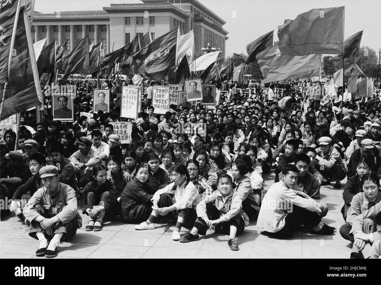 Eine weniger als enthusiastische, von der Regierung organisierte Demonstration auf dem Platz des Himmlischen Friedens in Peking, China, im Frühjahr 1967. Stockfoto