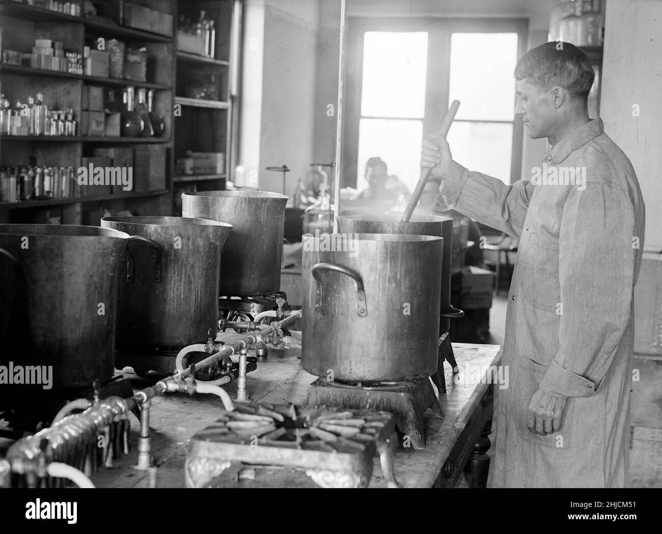 Herstellung von Typhusimpfstoffen, 1917. Medizinische Fakultät der US-Armee. Stockfoto