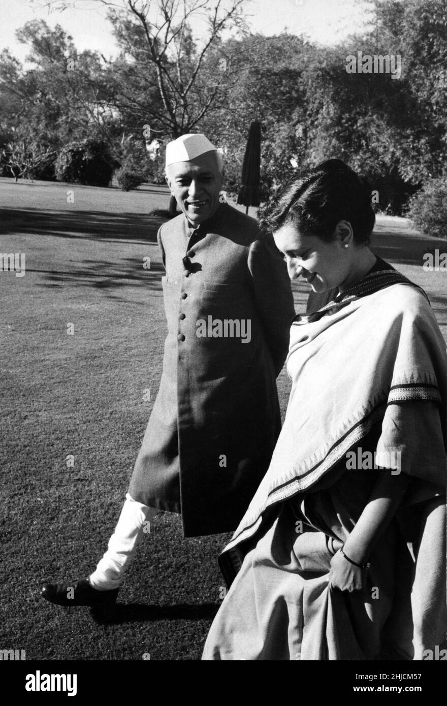 Nehru auf einem Morgenspaziergang mit seiner Tochter Indira. Stockfoto