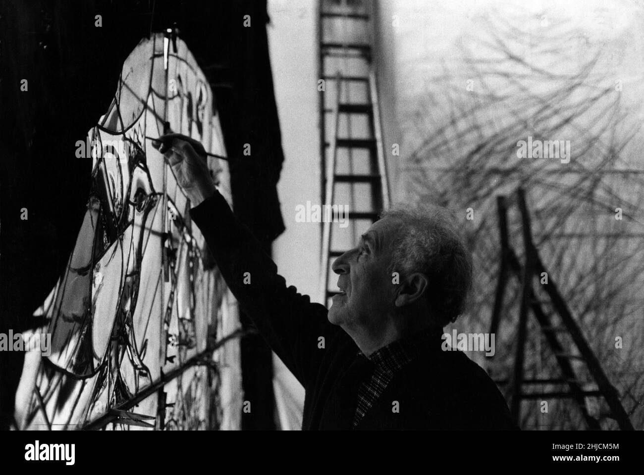 Marc Chagall arbeitet an einem Buntglasdesign bei der Jacques Simon Glass Works in Reims, Frankreich. 1960s. Stockfoto