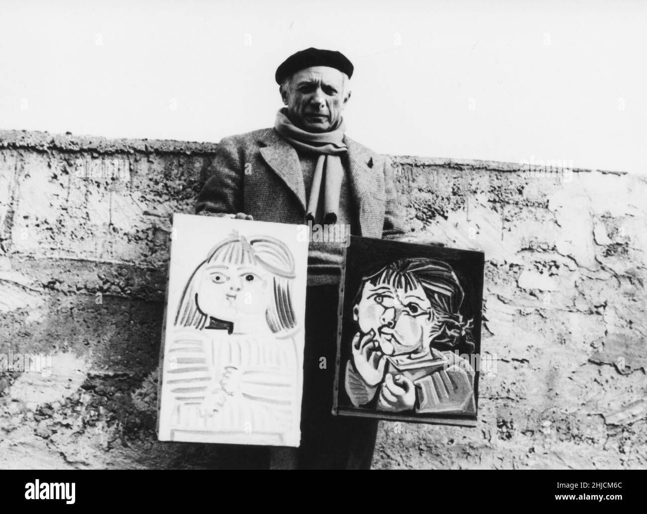 Ein Porträt des Künstlers Pablo Picasso (1881-1973) mit zwei seiner Gemälde, 1951 in Antibes, Frankreich. Stockfoto