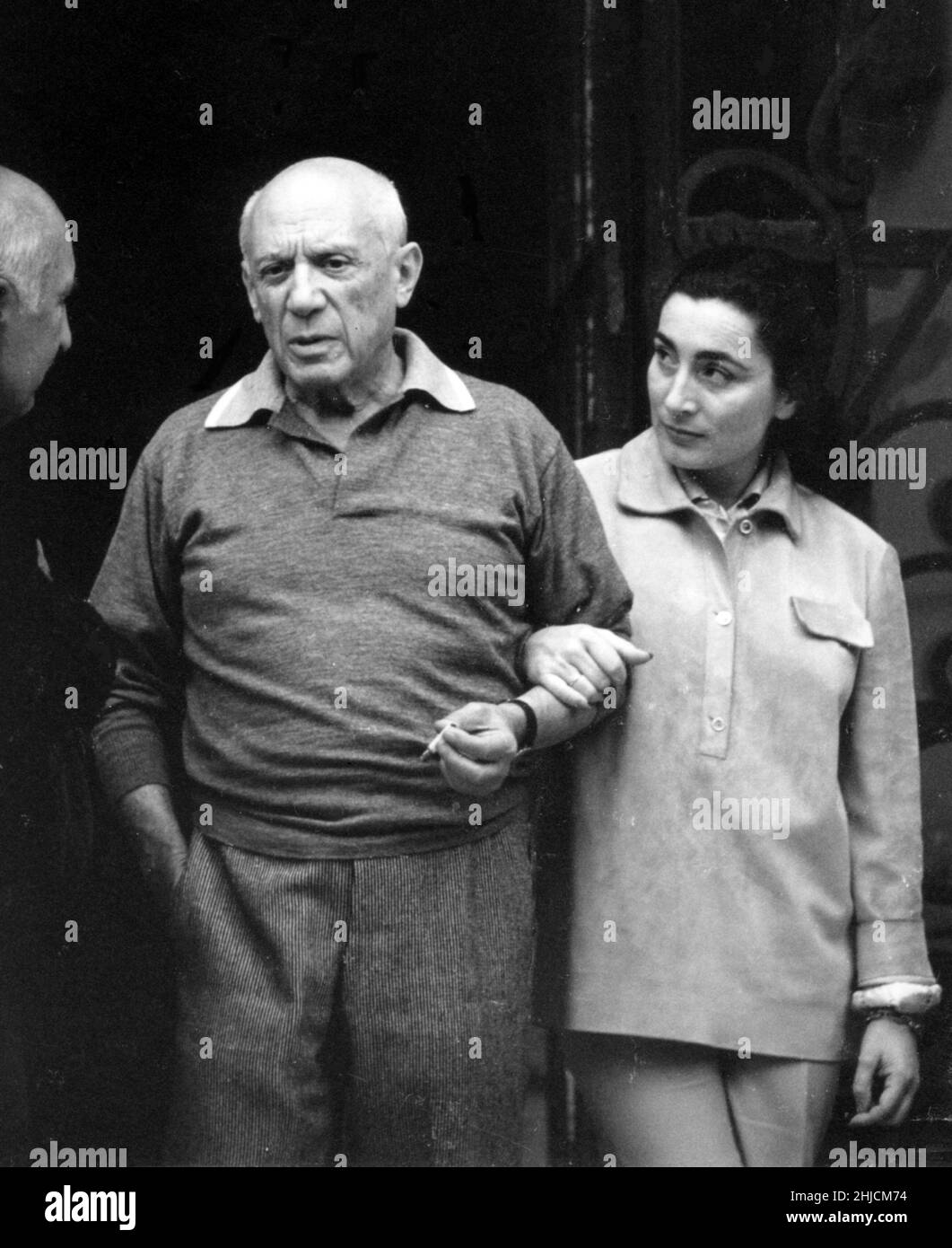 Pablo Picasso (1881-1973) mit seiner Frau Jacqueline Roque (1927 - 1986), ca. Ende 1950s. Stockfoto