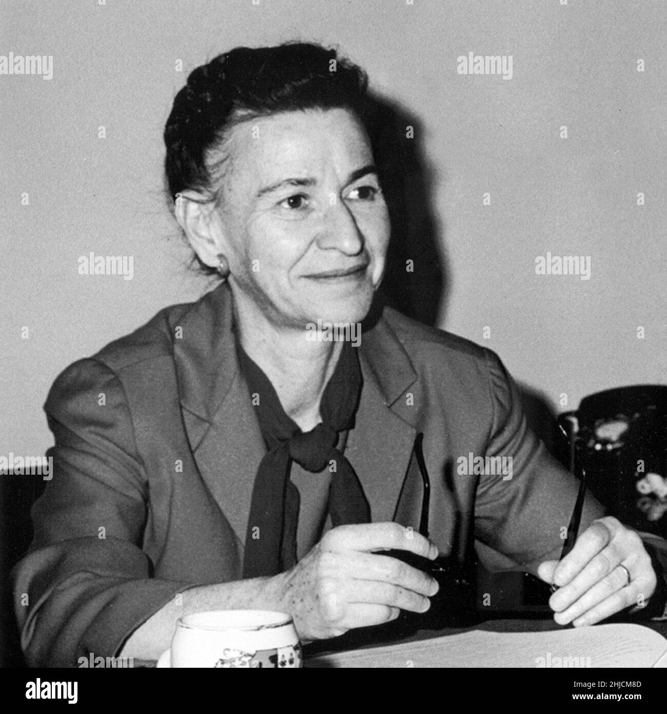 Dorothy T. Blum (1924-1980) war eine amerikanische Informatikerin und Kryptanalytikerin. Sie arbeitete von 1944 bis zu ihrem Tod im Jahr 1980 für die Nationale Sicherheitsbehörde und ihre Vorgänger und veränderte die Art und Weise, wie die NSA Kryptanalyse machte, erheblich. Sie war eine Pionierin im Schreiben von Computersoftware bei NSA. 1972 wurde sie zur Leiterin der Computer Operations Organization ernannt, der einzigen Frau in der CO-Managementkette. Stockfoto